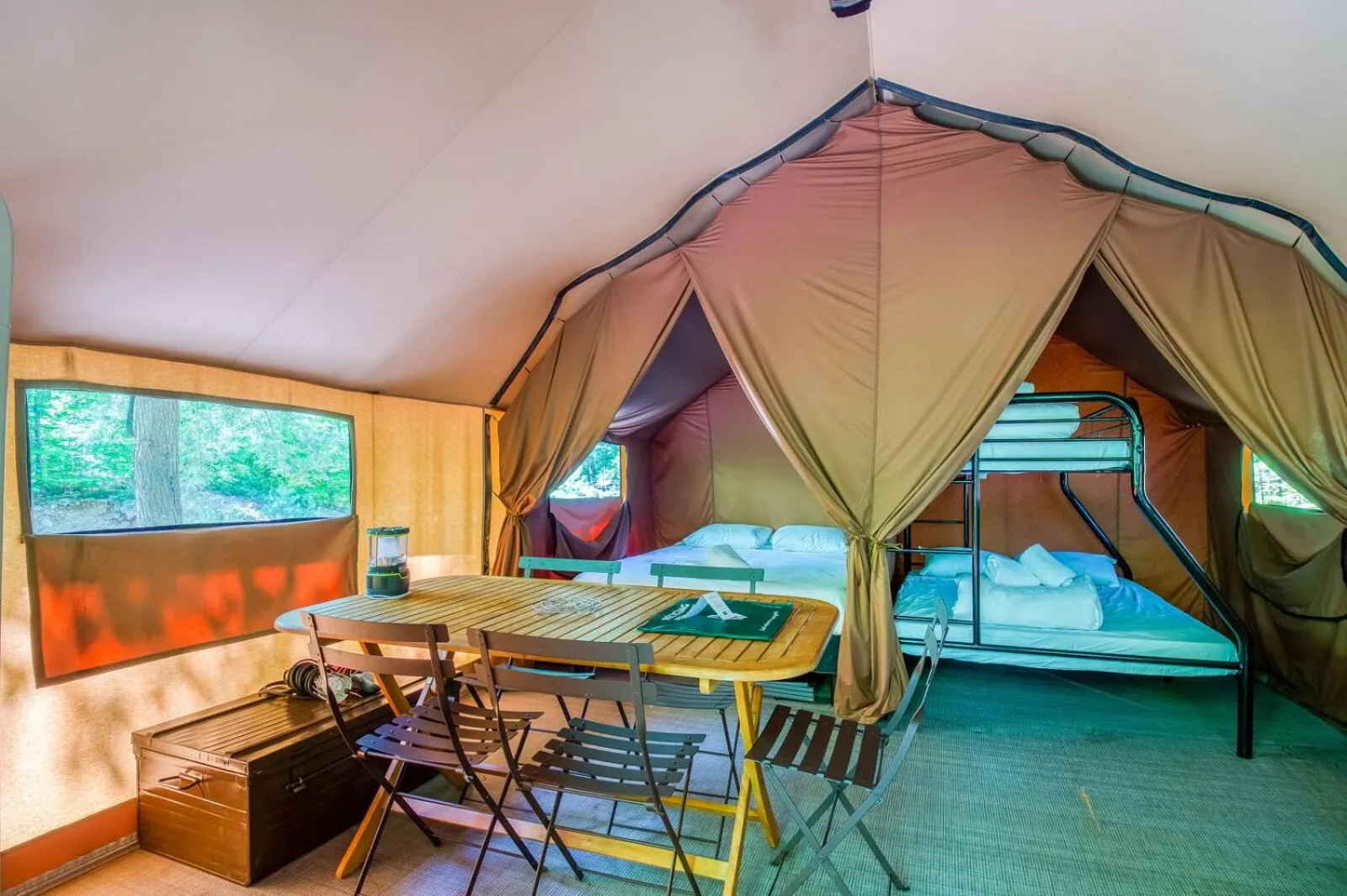 Bed in Huttopia Southern Maine