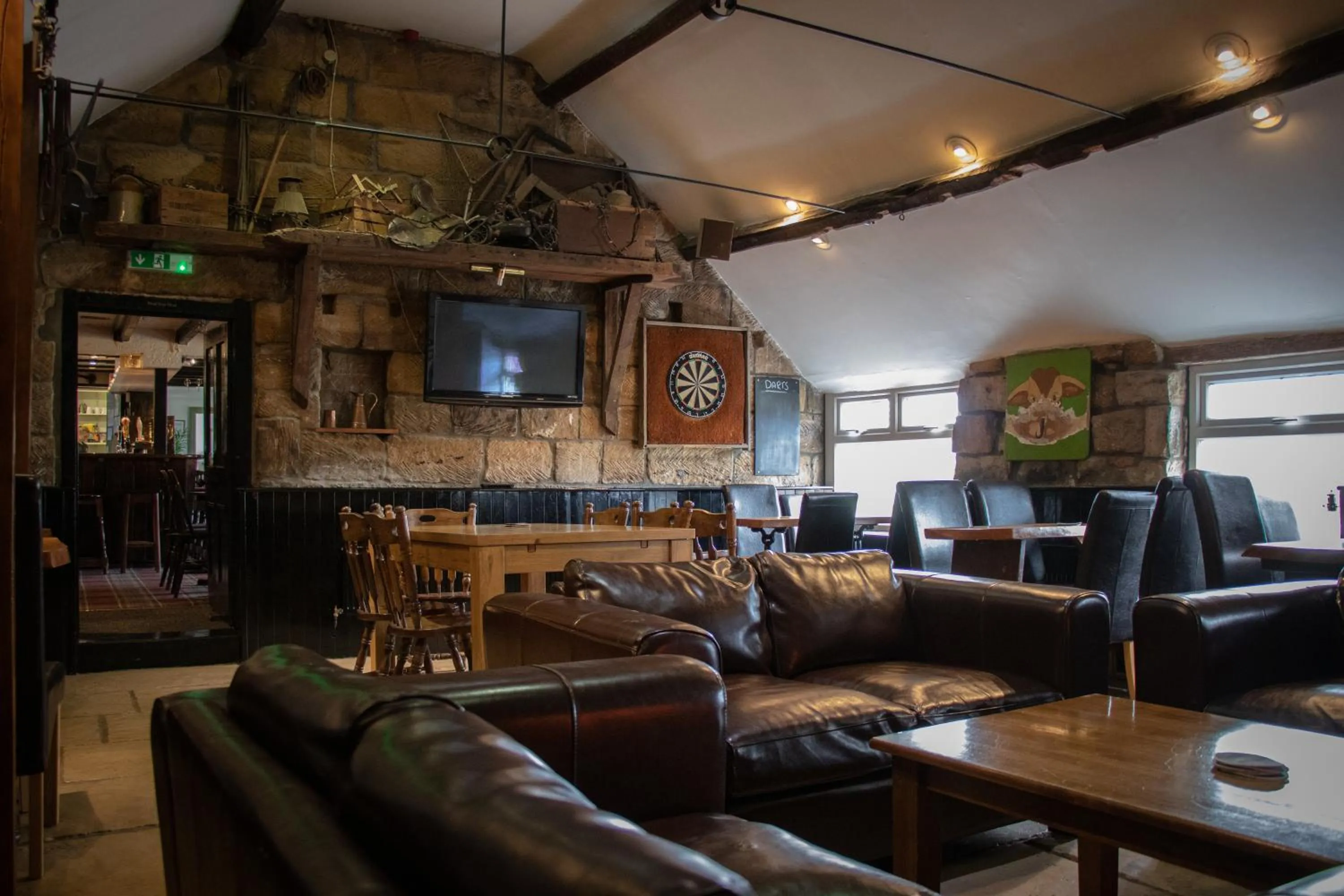 Lounge or bar in The Fox & Hounds Inn & Camping Pods