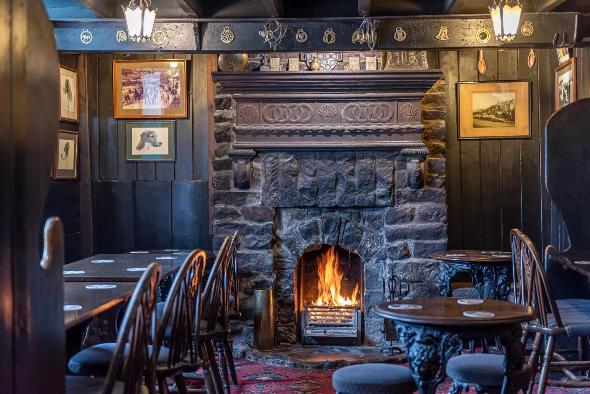 Lounge or bar in The Fox & Hounds Inn & Camping Pods