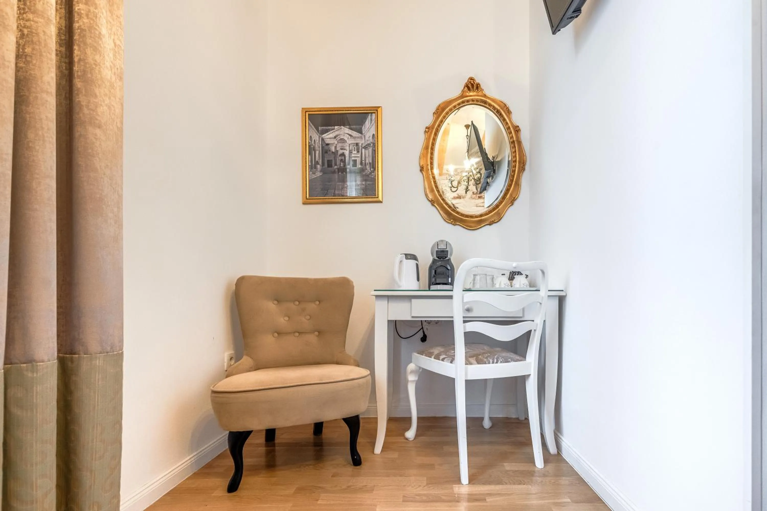 Seating area in Le Monde - Vintage Accommodation