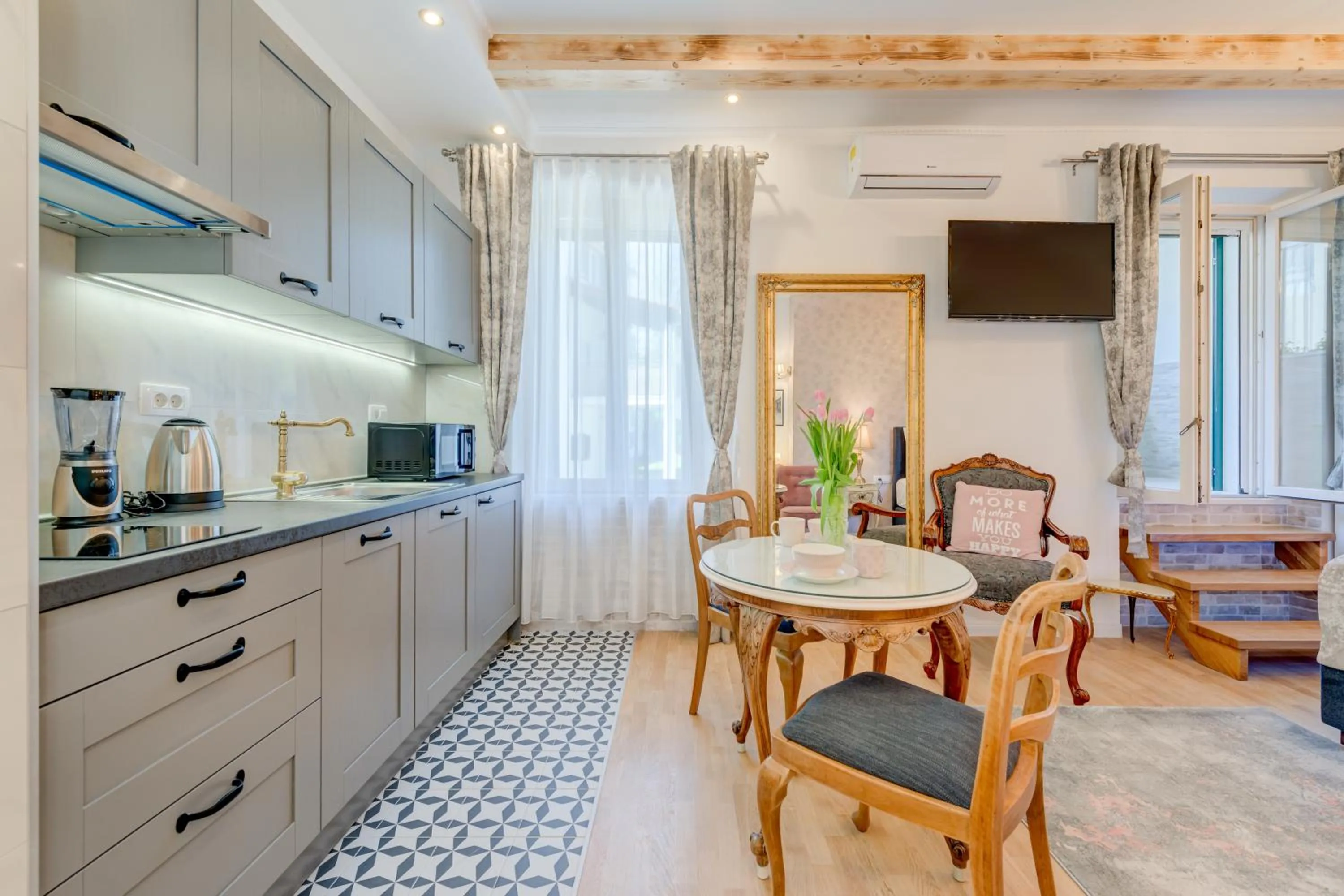 Kitchen or kitchenette in Le Monde - Vintage Accommodation