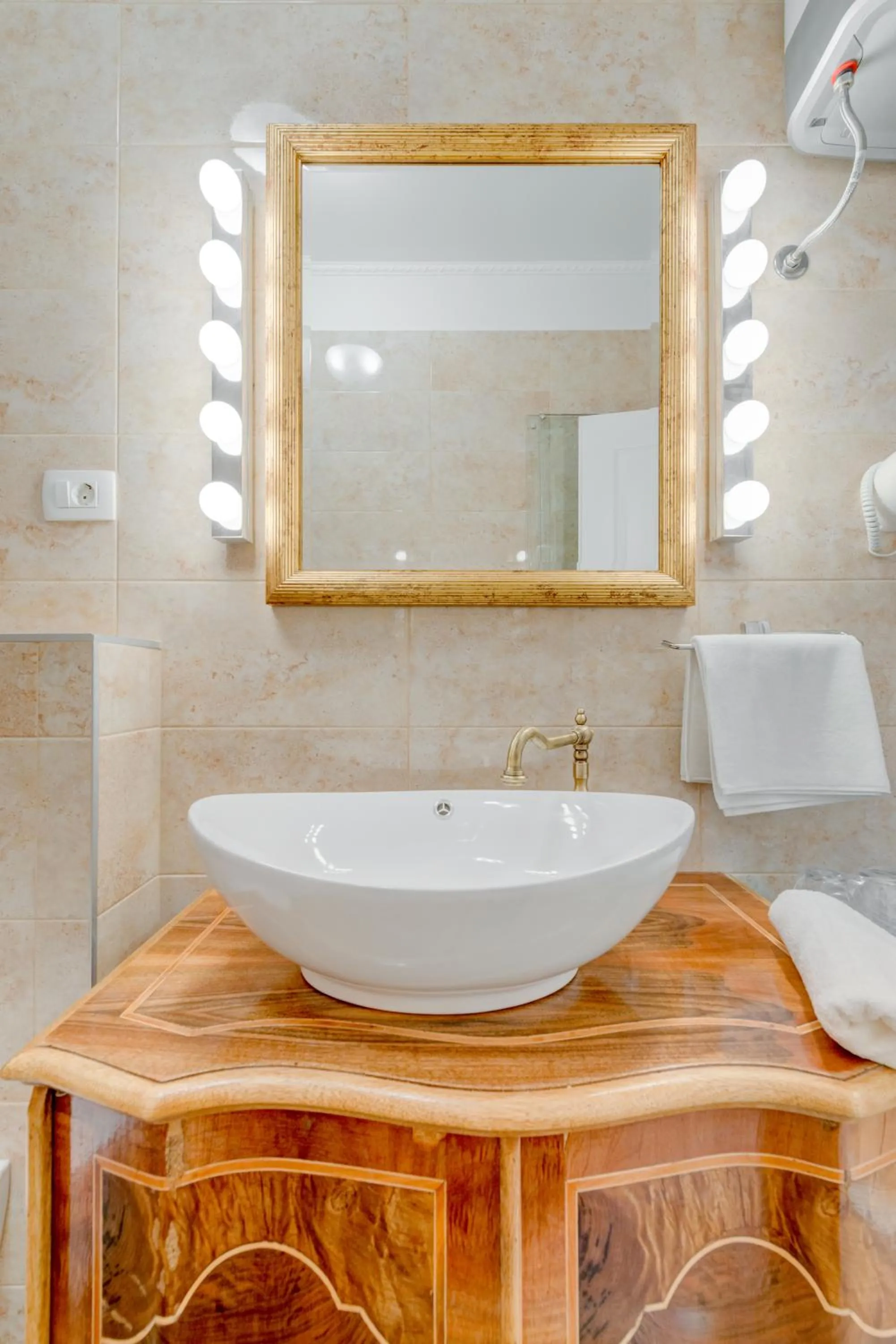 Bathroom in Le Monde - Vintage Accommodation