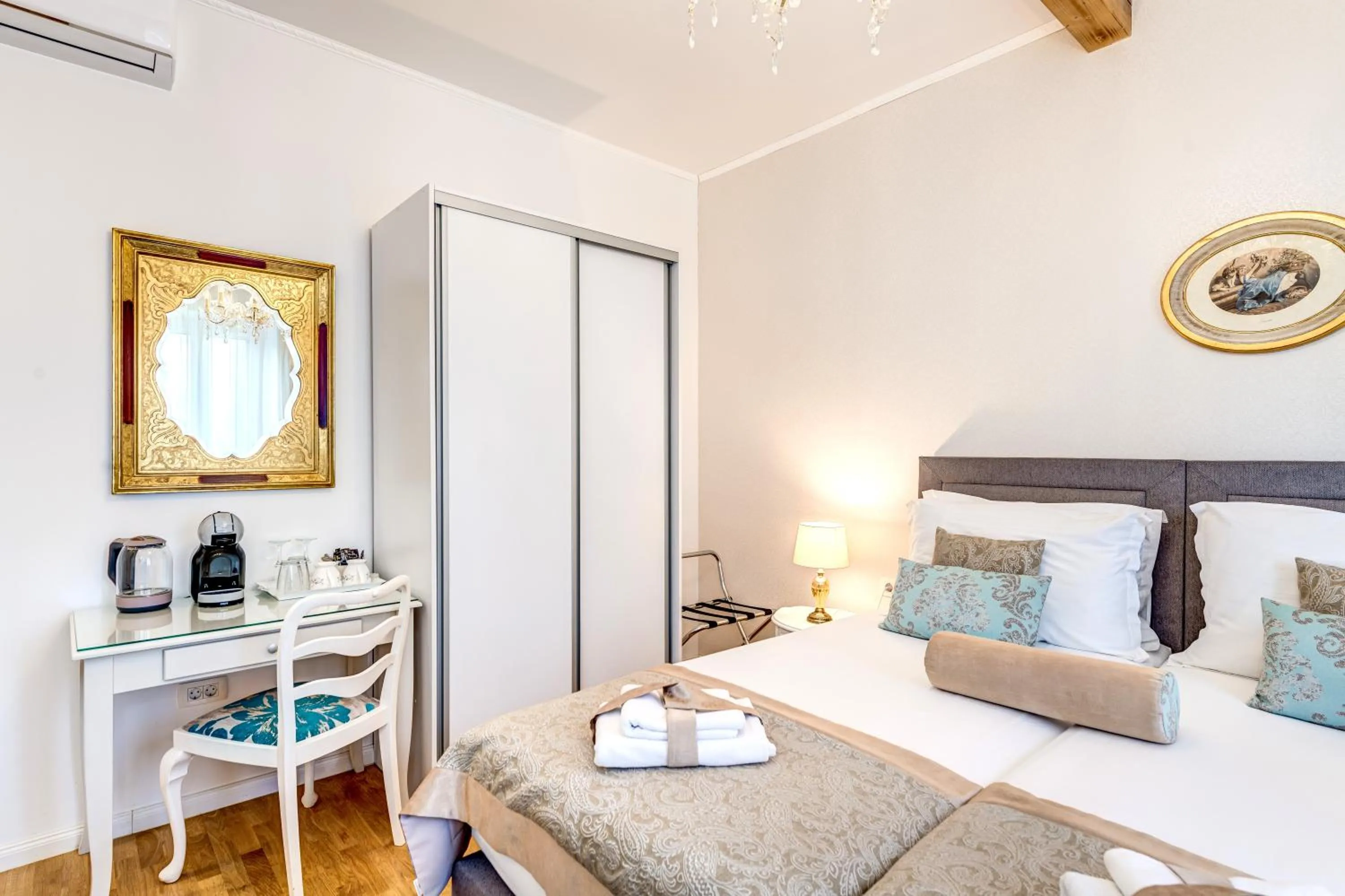 Bed in Le Monde - Vintage Accommodation