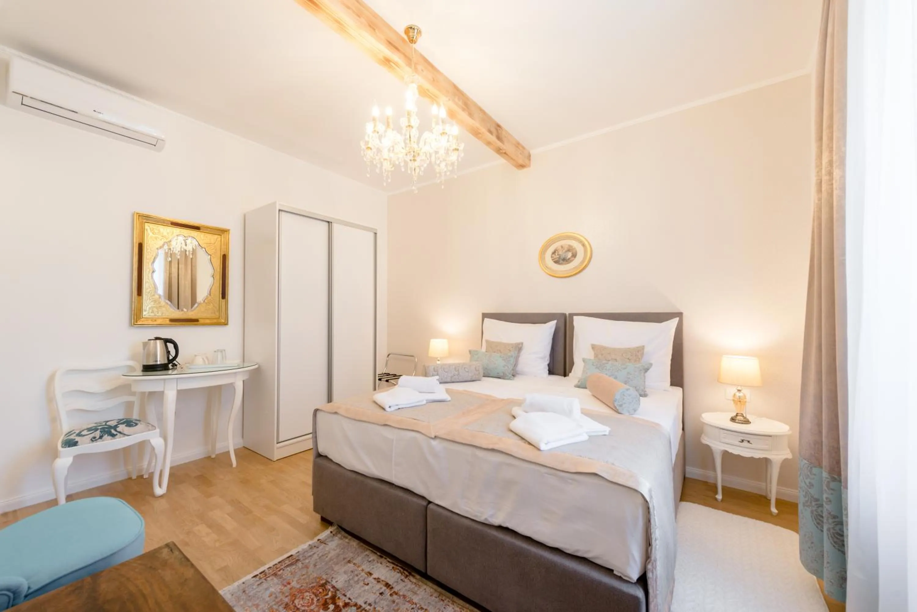 Bed in Le Monde - Vintage Accommodation