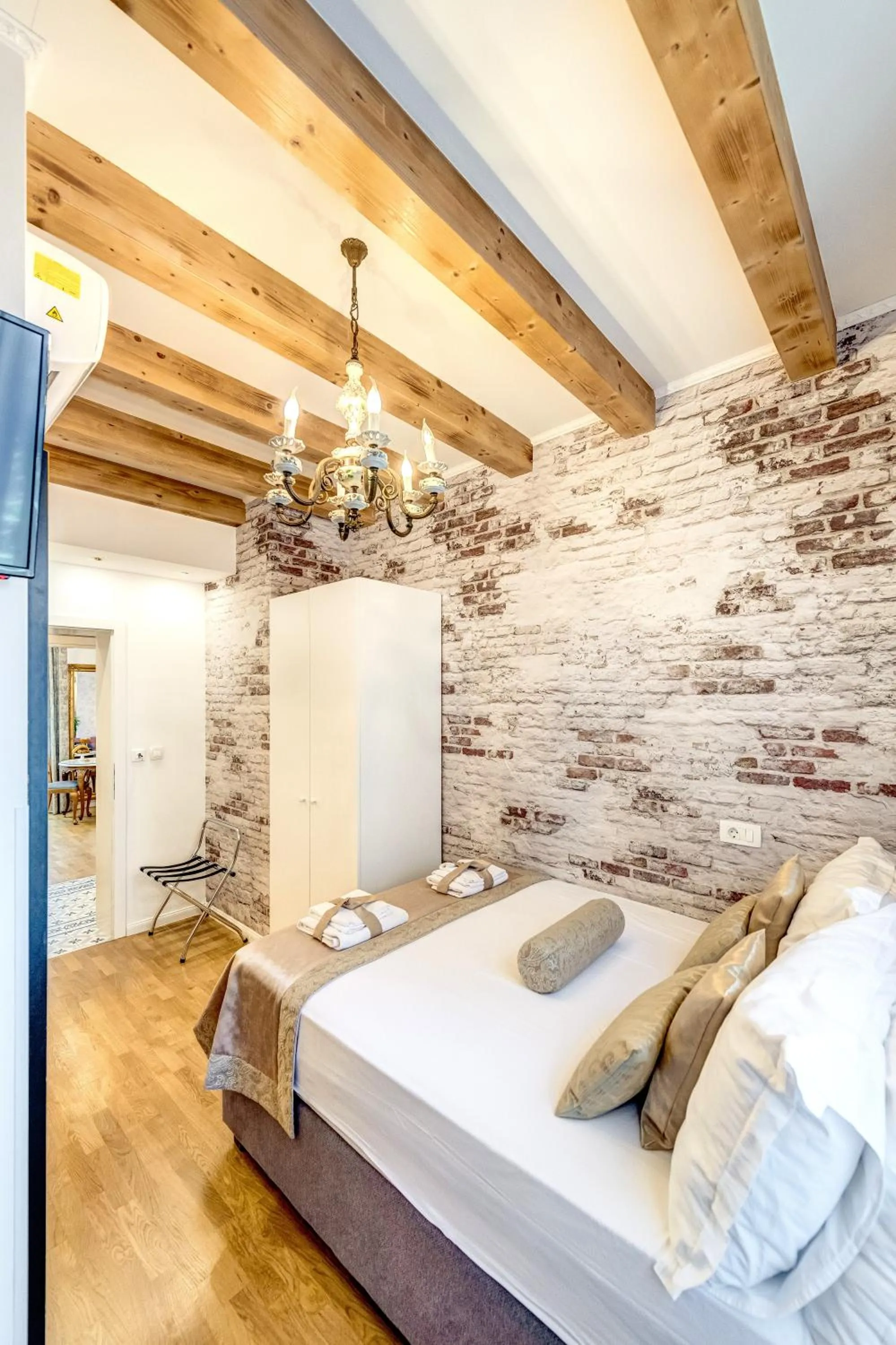 Bed in Le Monde - Vintage Accommodation