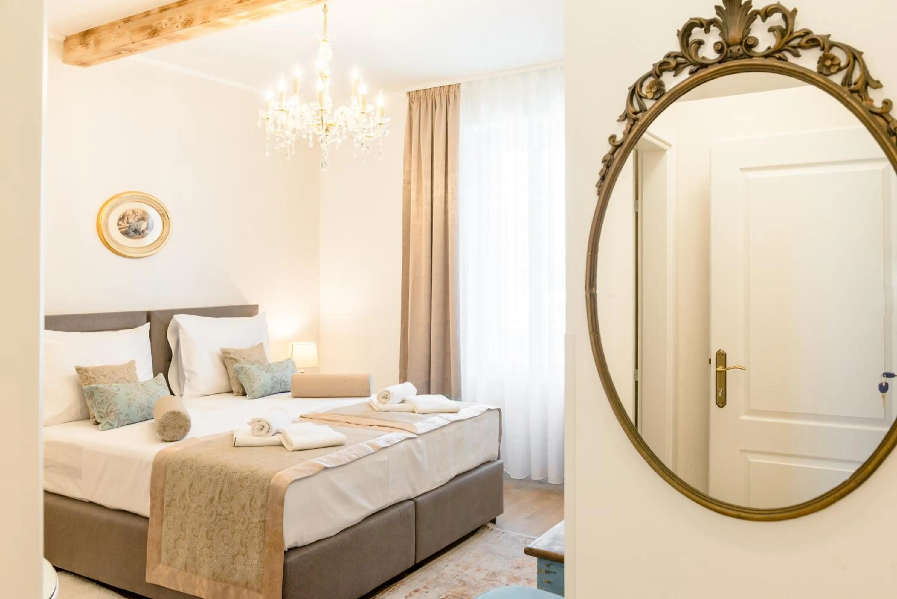 Bed in Le Monde - Vintage Accommodation