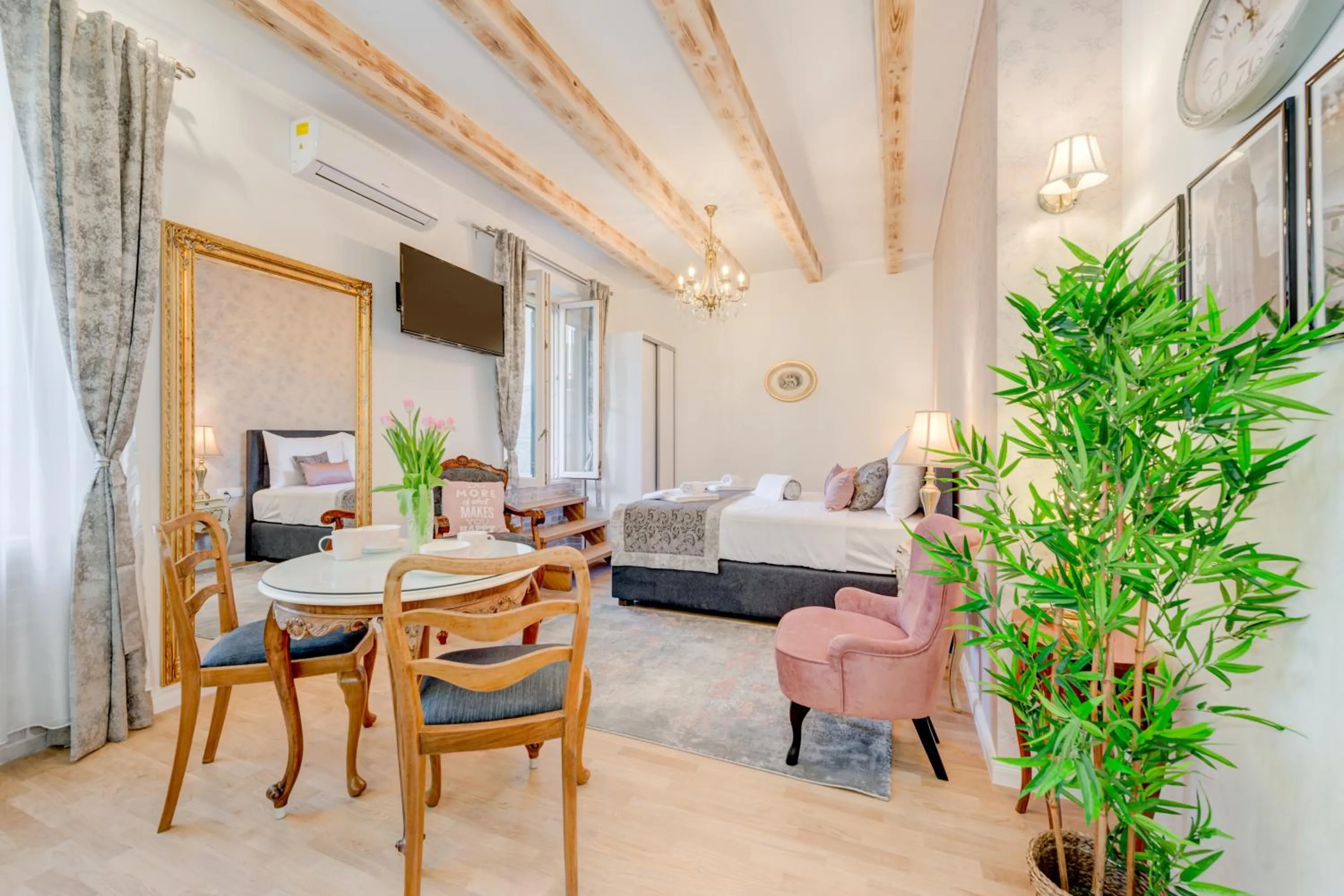 Living room in Le Monde - Vintage Accommodation