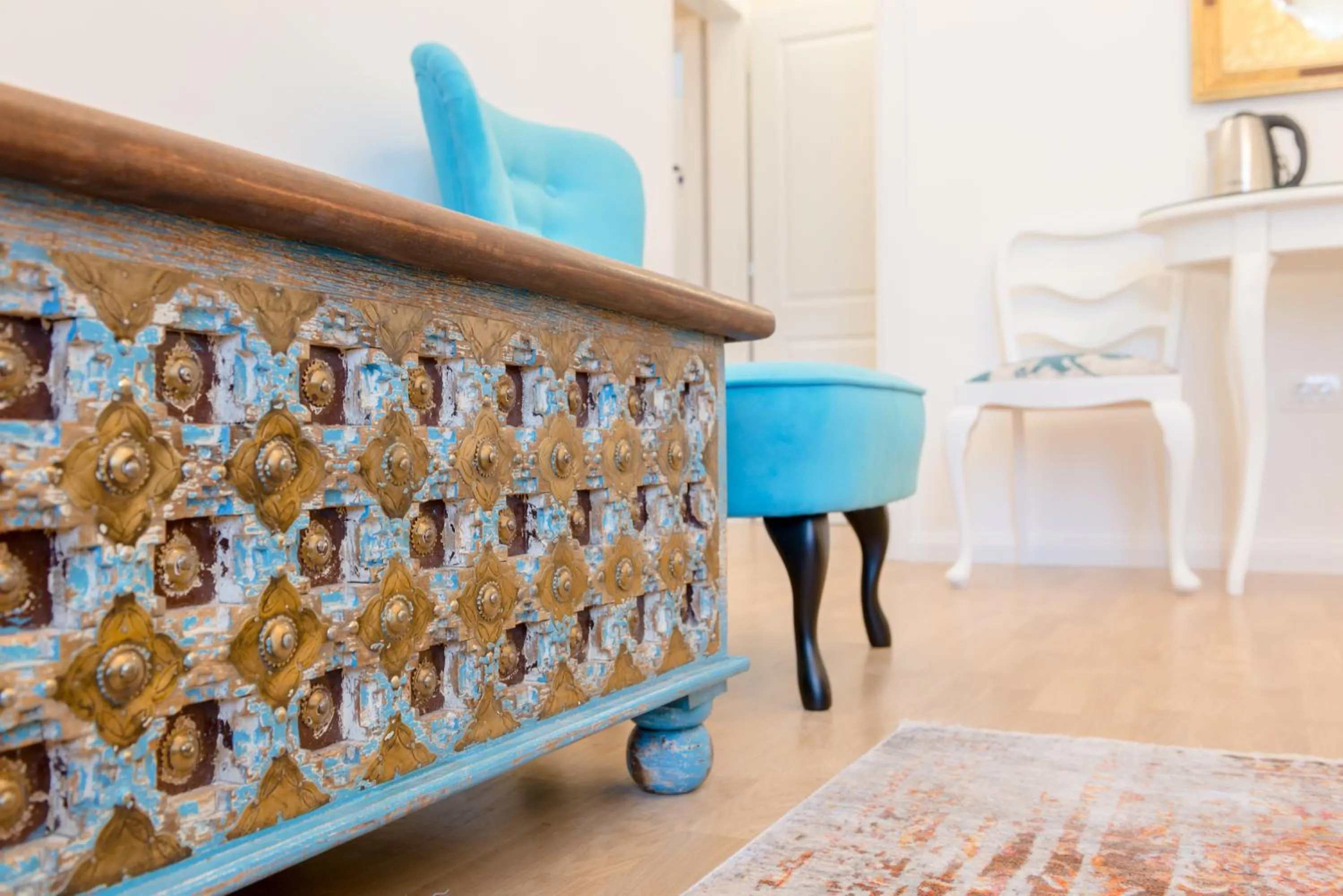 Decorative detail in Le Monde - Vintage Accommodation