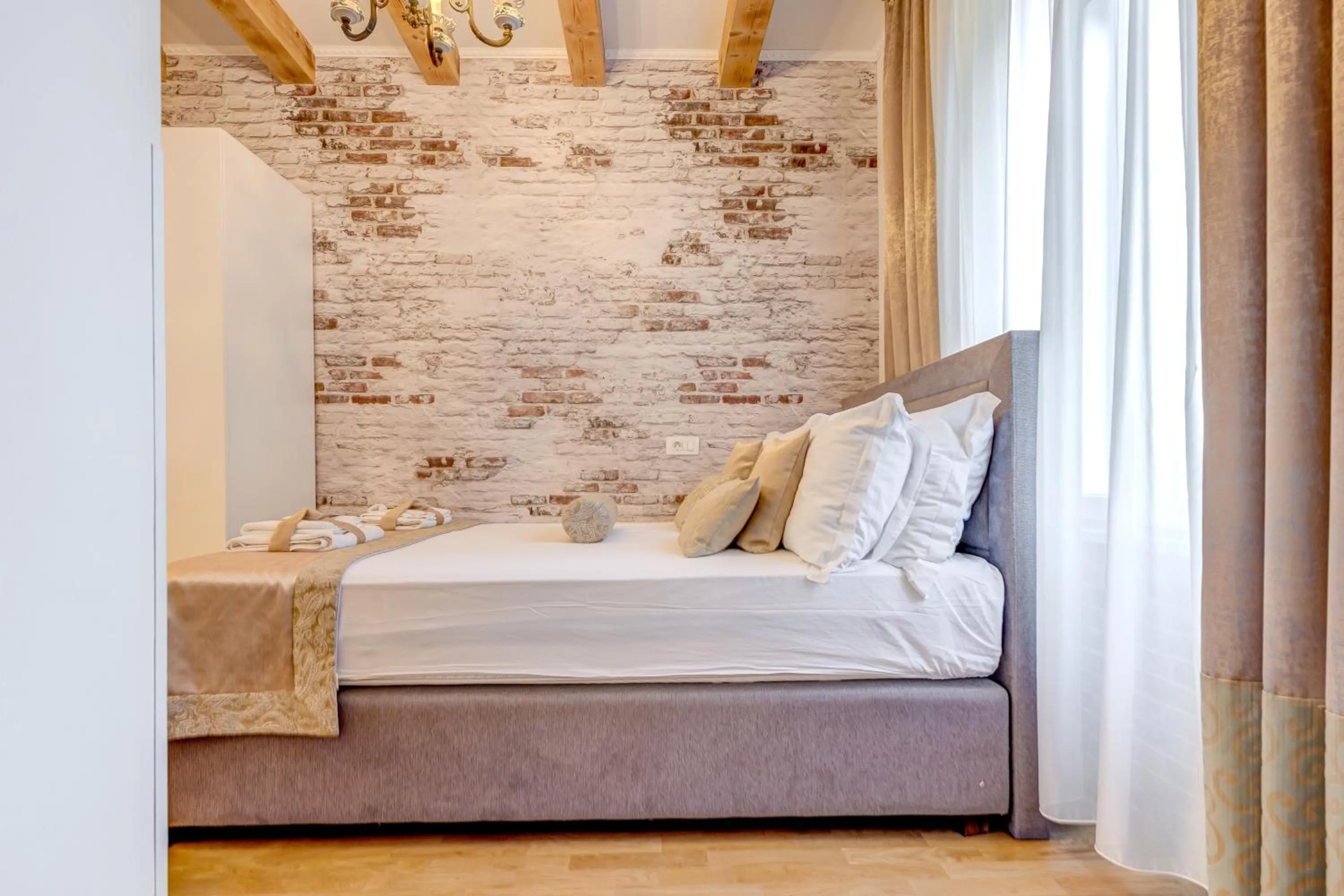 Bed in Le Monde - Vintage Accommodation