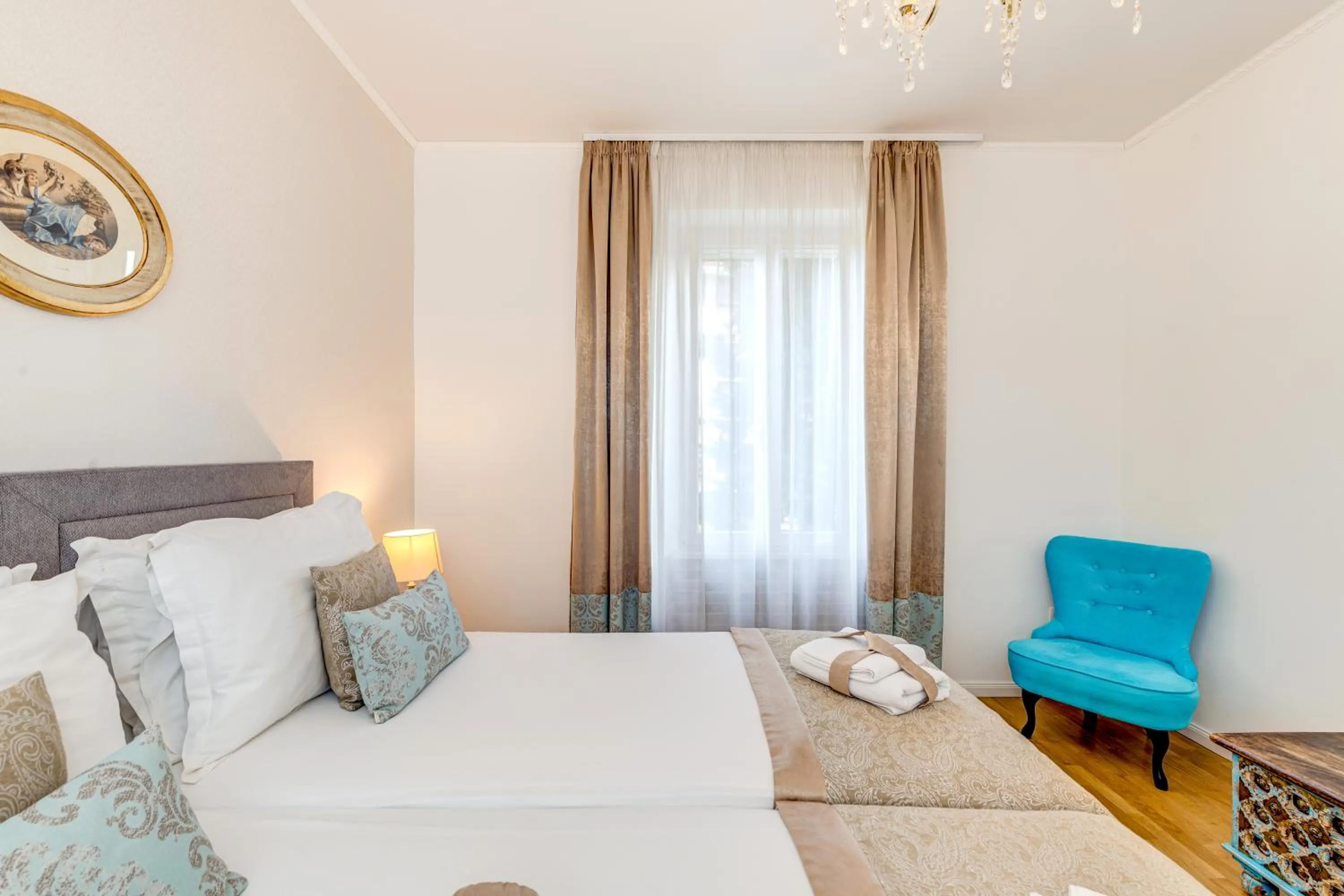 Bed in Le Monde - Vintage Accommodation