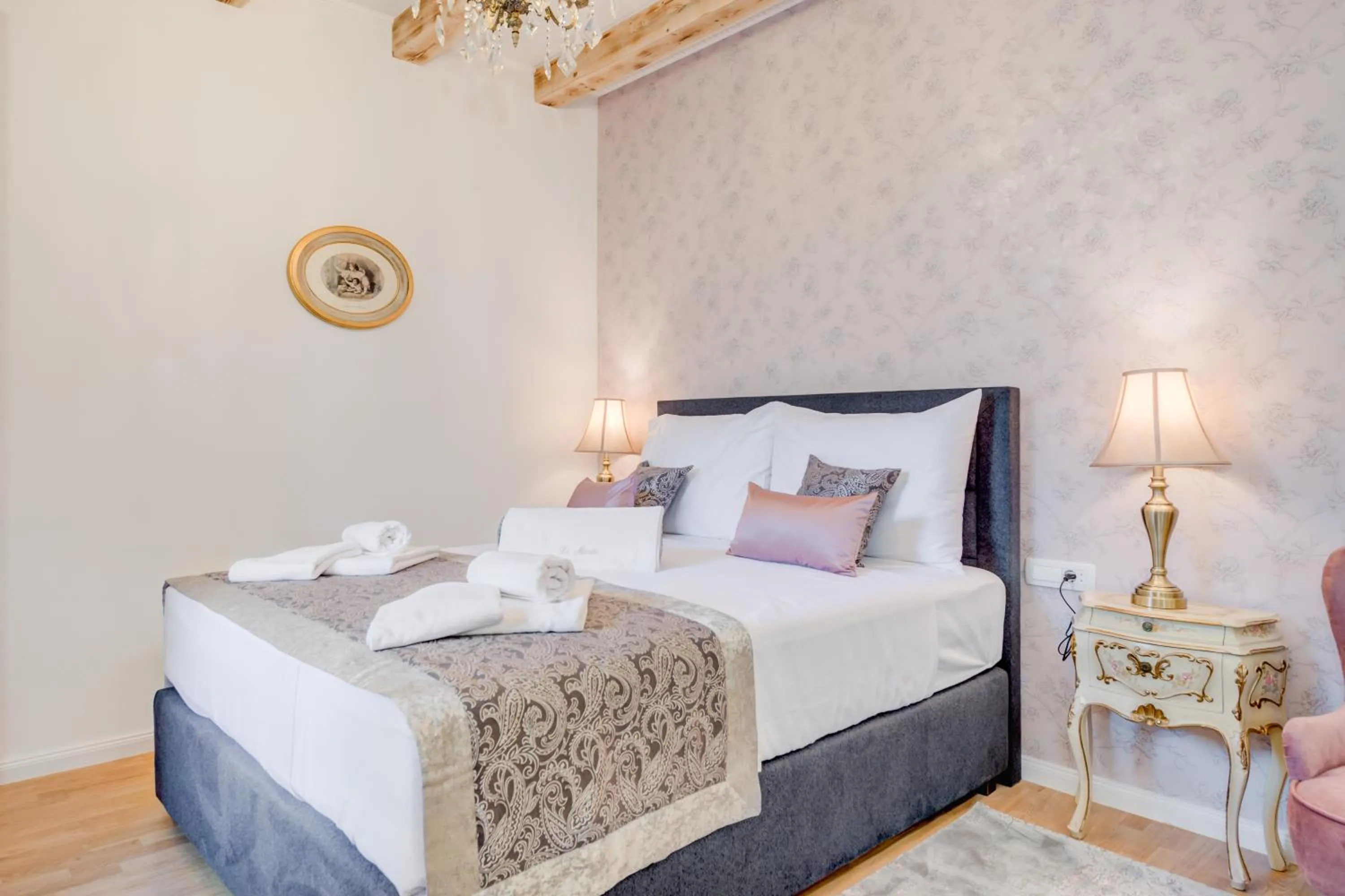 Bed in Le Monde - Vintage Accommodation