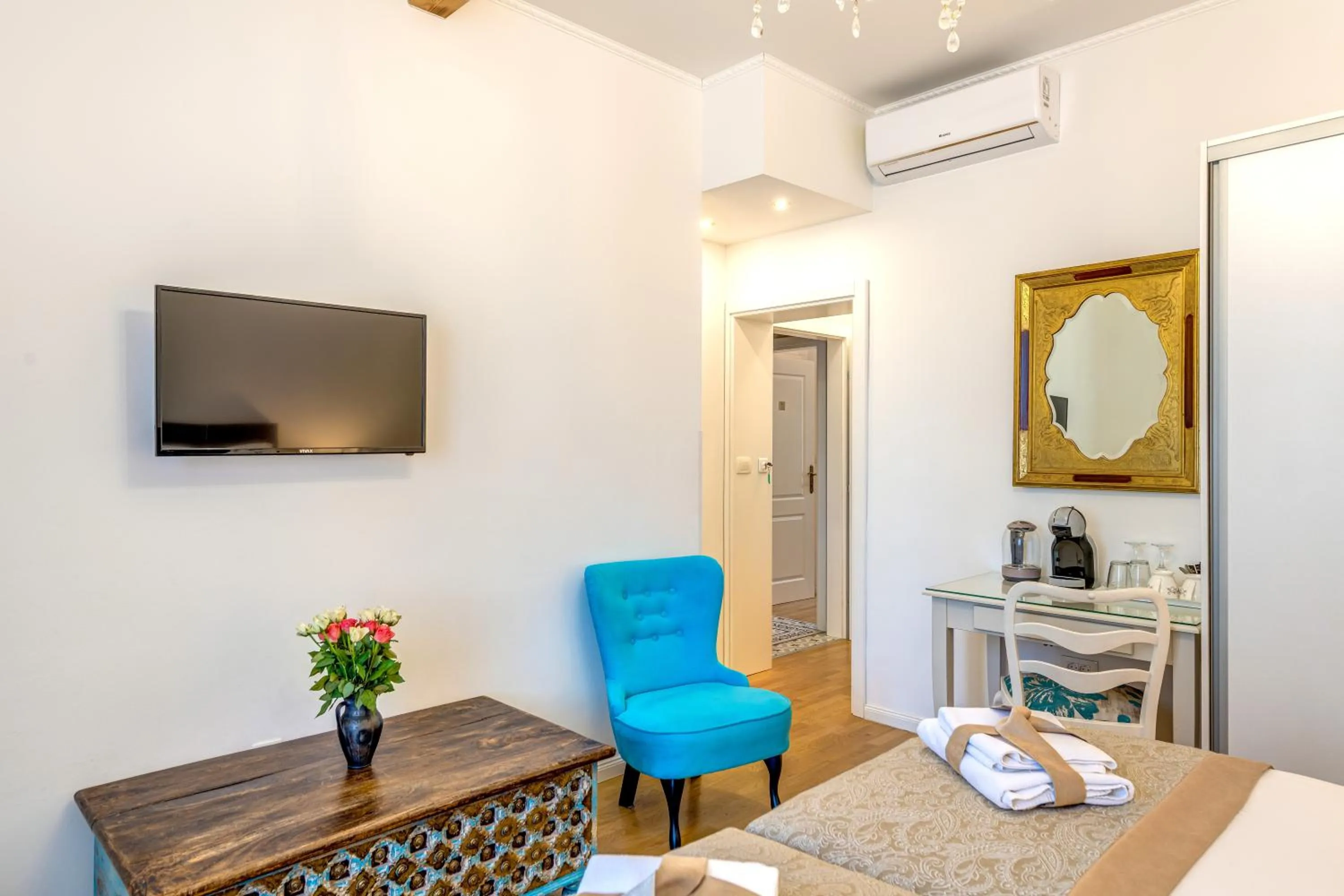 Bed in Le Monde - Vintage Accommodation