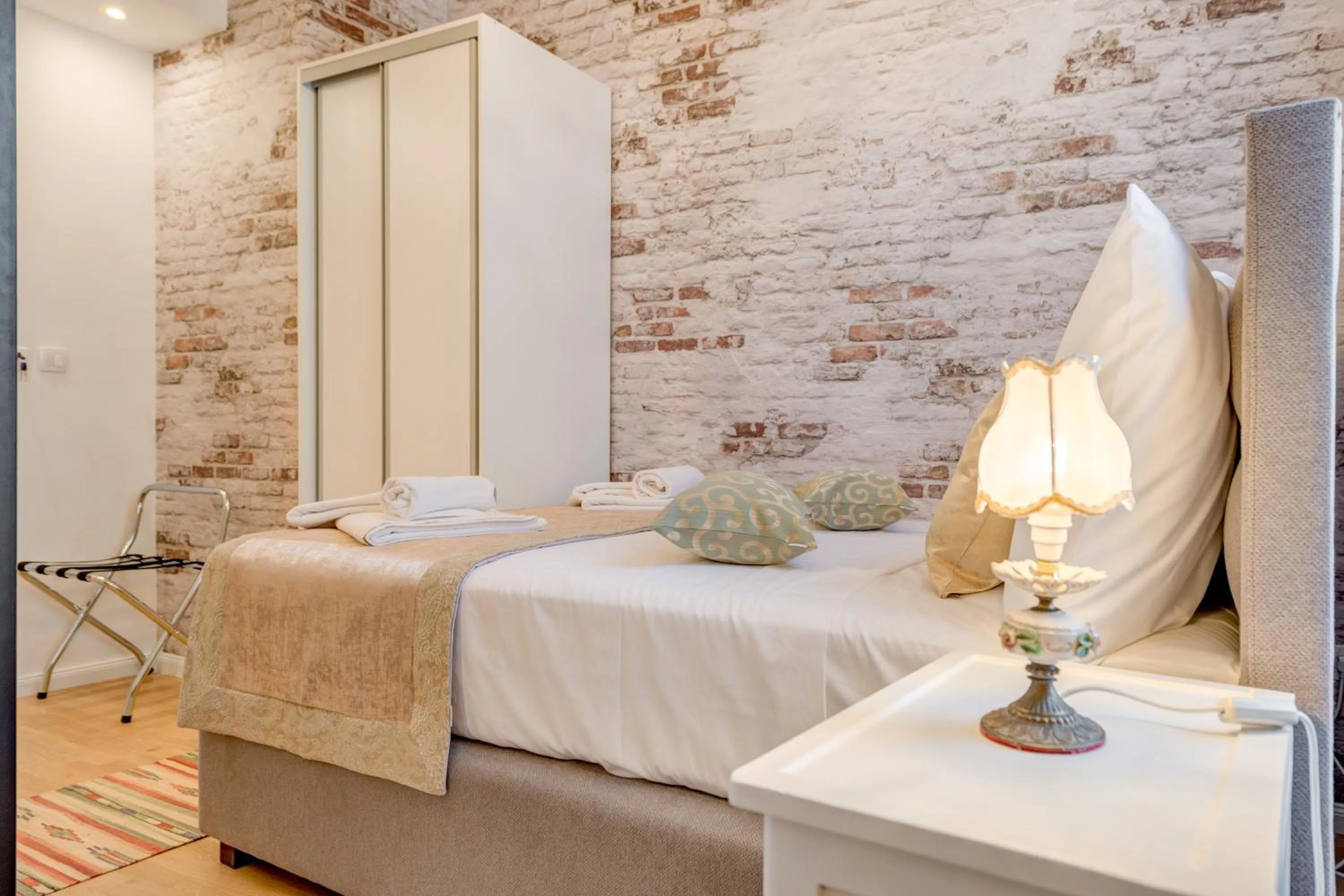 Bed in Le Monde - Vintage Accommodation