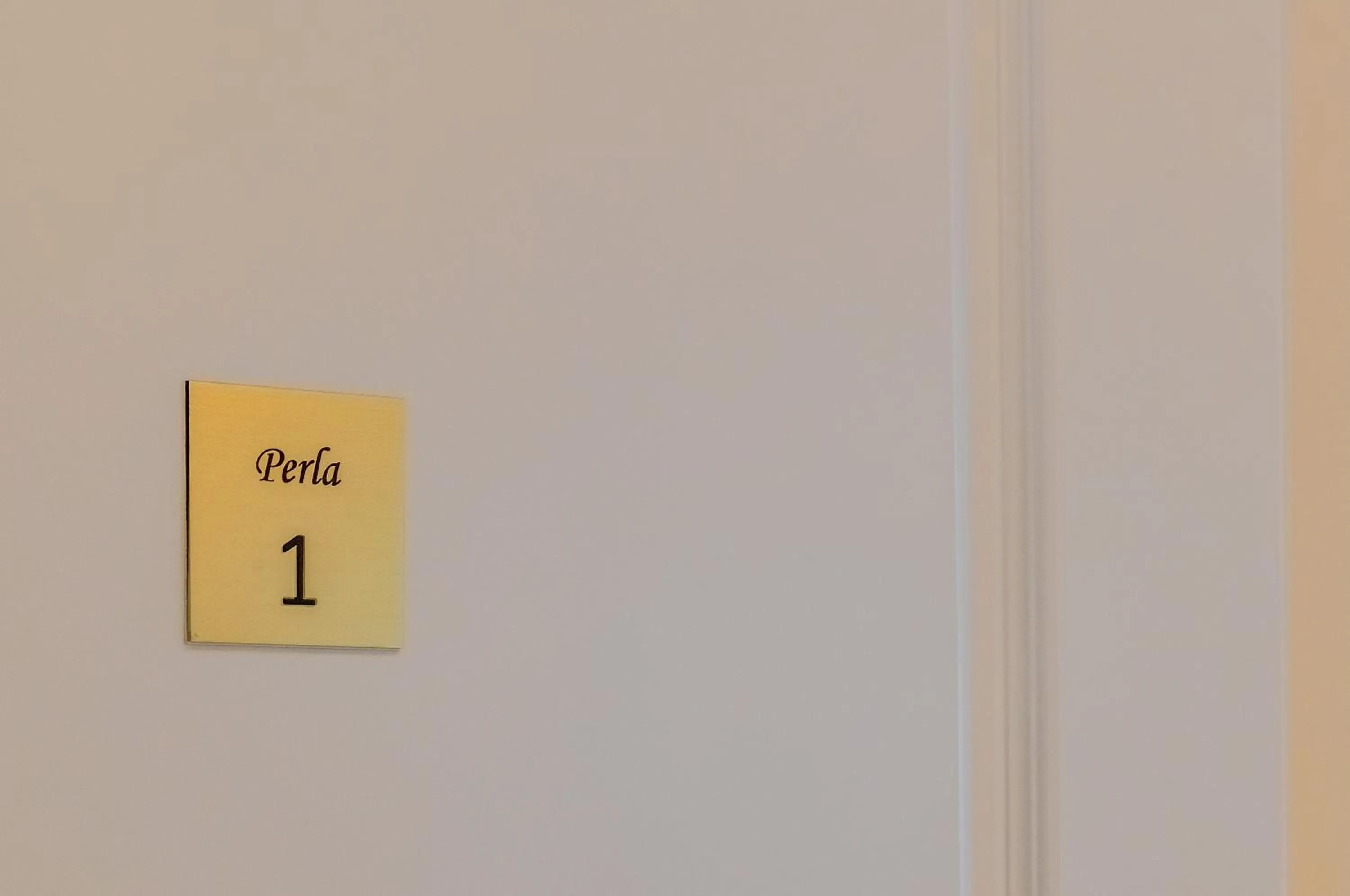 Logo/Certificate/Sign in Le Monde - Vintage Accommodation