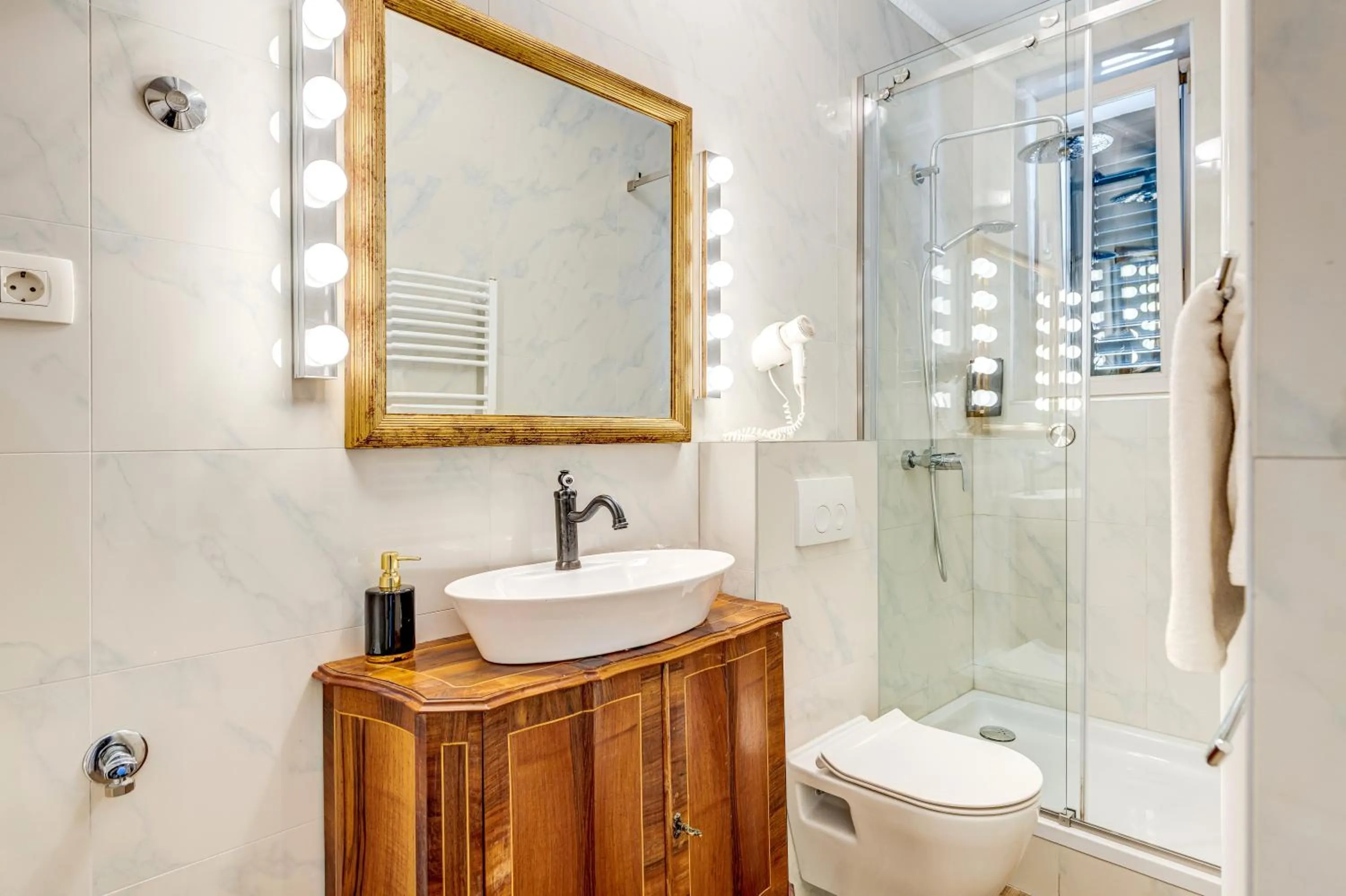 Shower in Le Monde - Vintage Accommodation