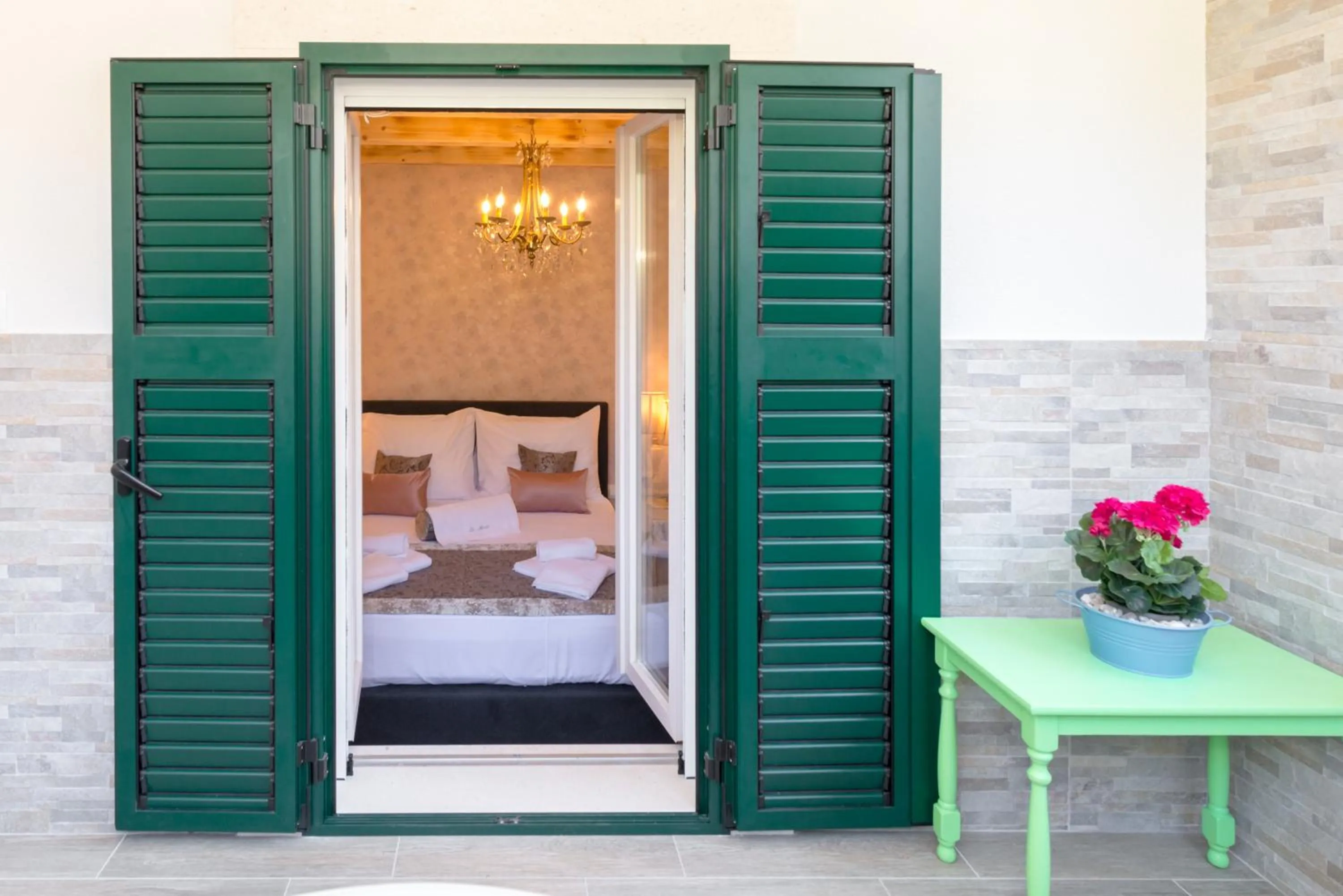 Facade/entrance in Le Monde - Vintage Accommodation