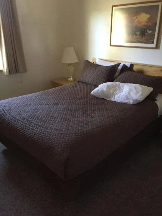 Bedroom, Bed in Austin's Chuckwagon Motel