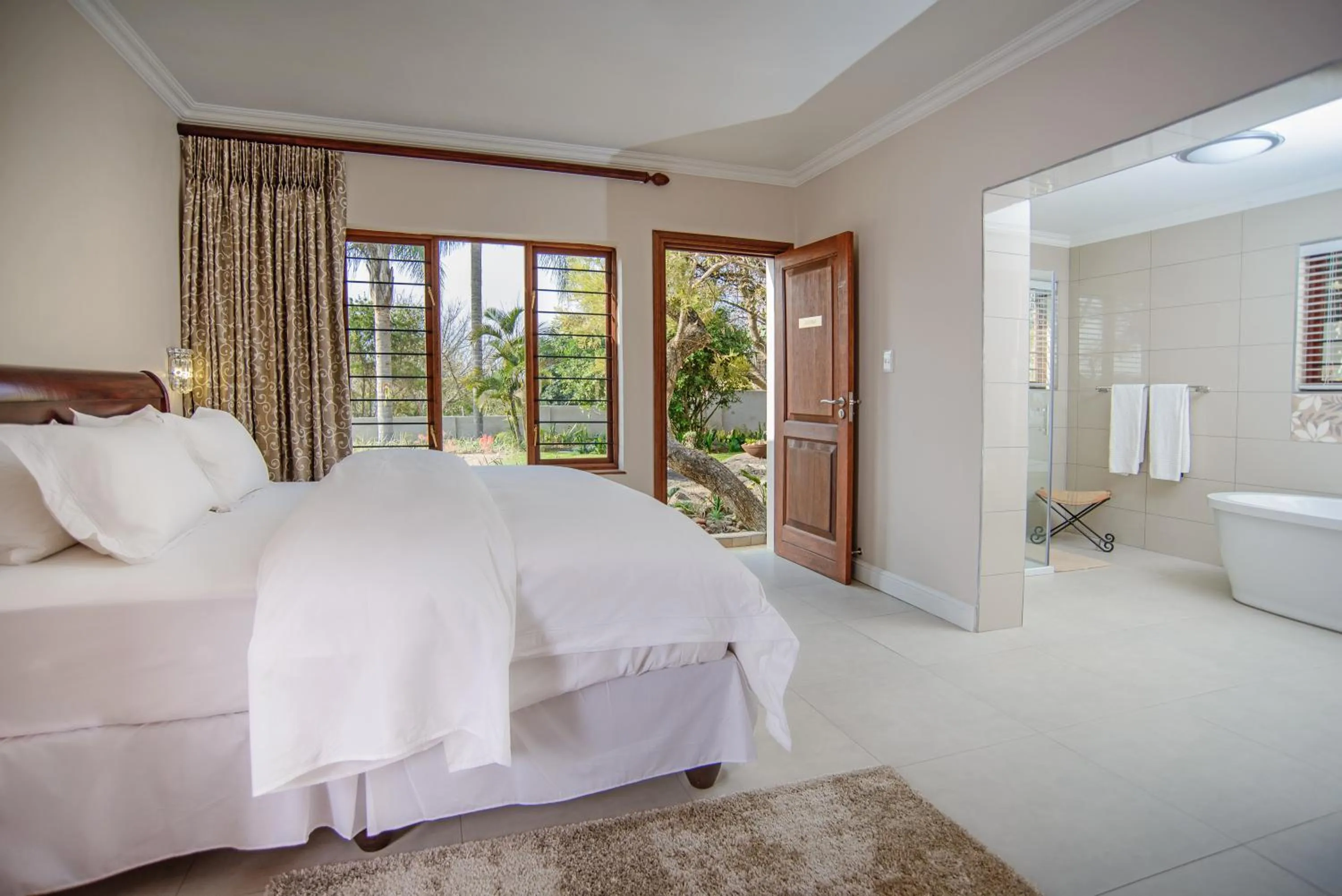 Bed in Leaves Lodge and Spa