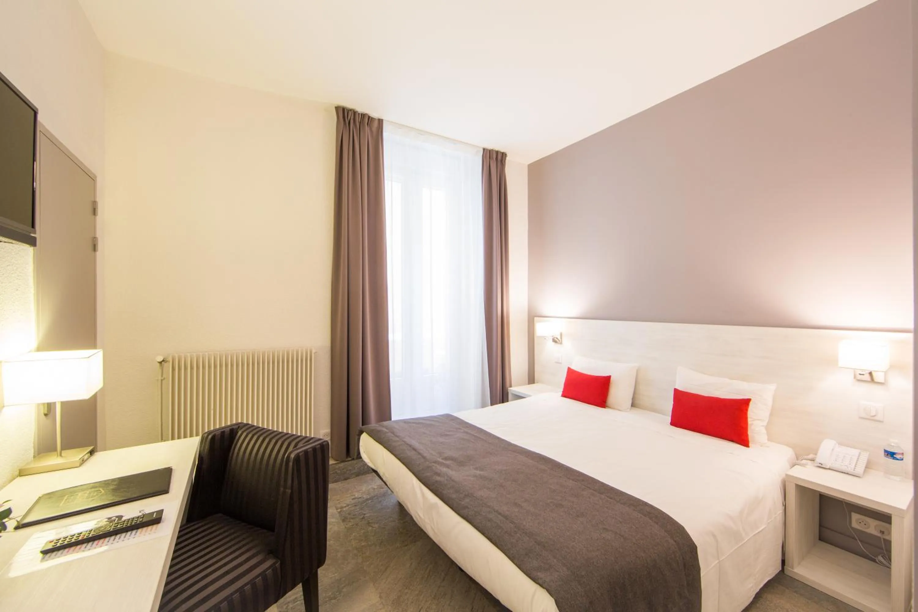 Photo of the whole room, Bed in Hotel Cannes Croisette