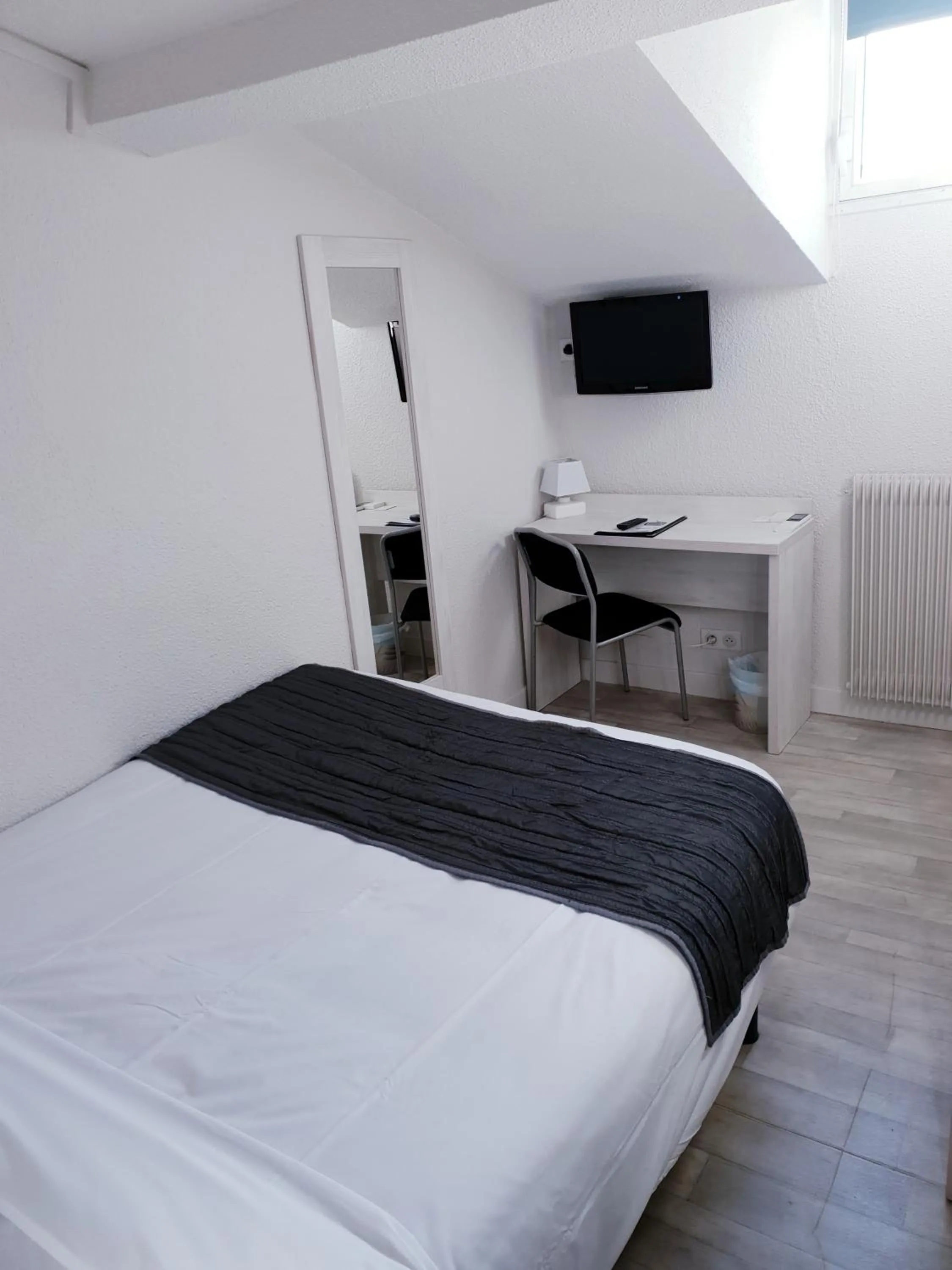 Photo of the whole room, Bed in Hotel Cannes Croisette