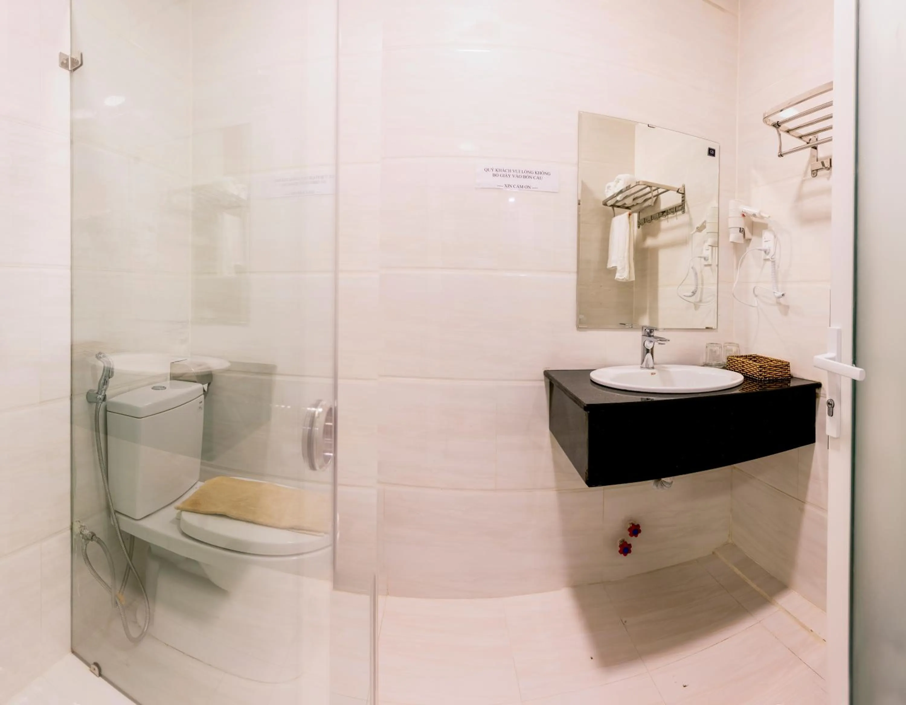 Toilet in Thanh Do Hotel