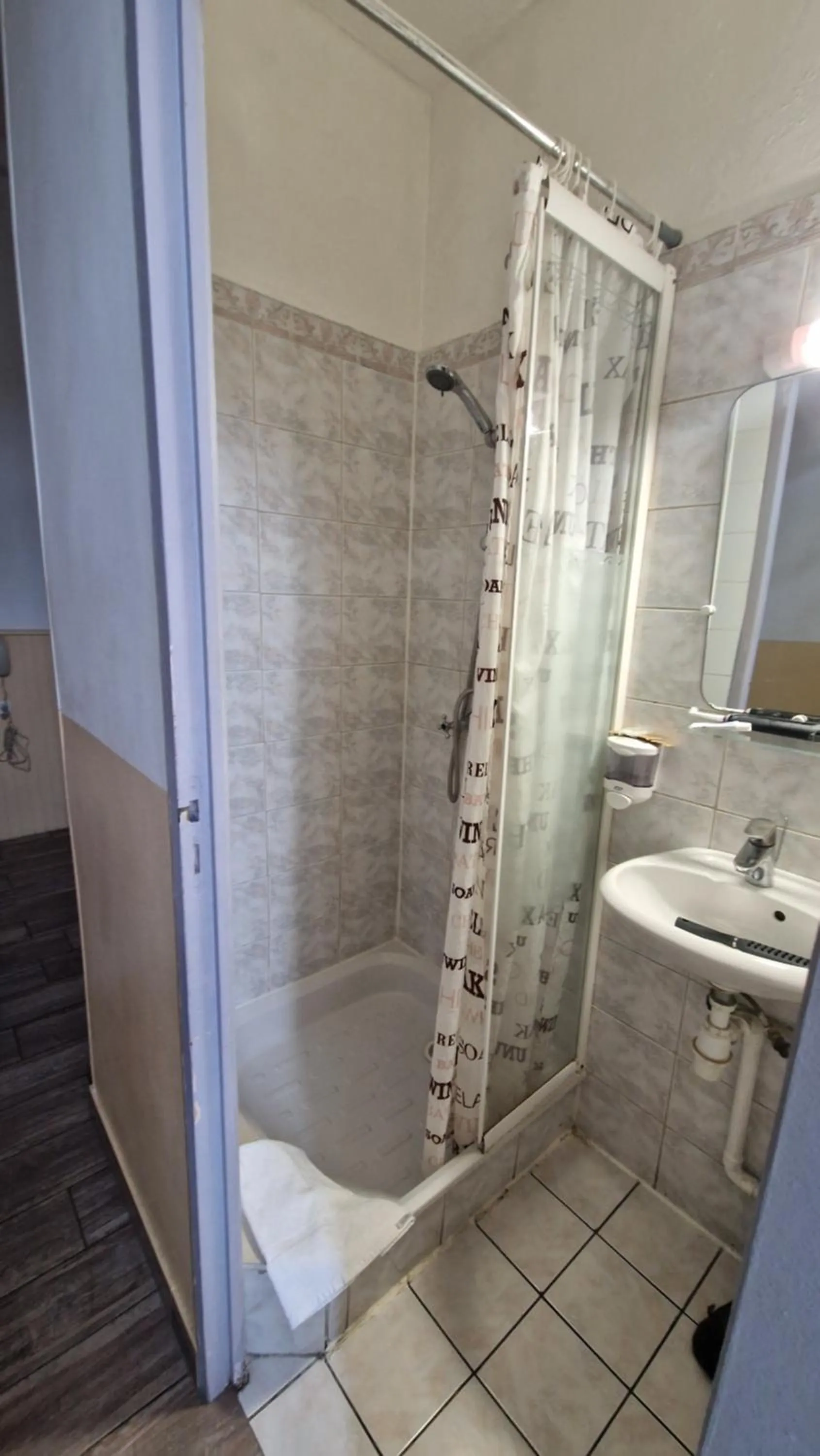 Shower in Hôtel du Nord