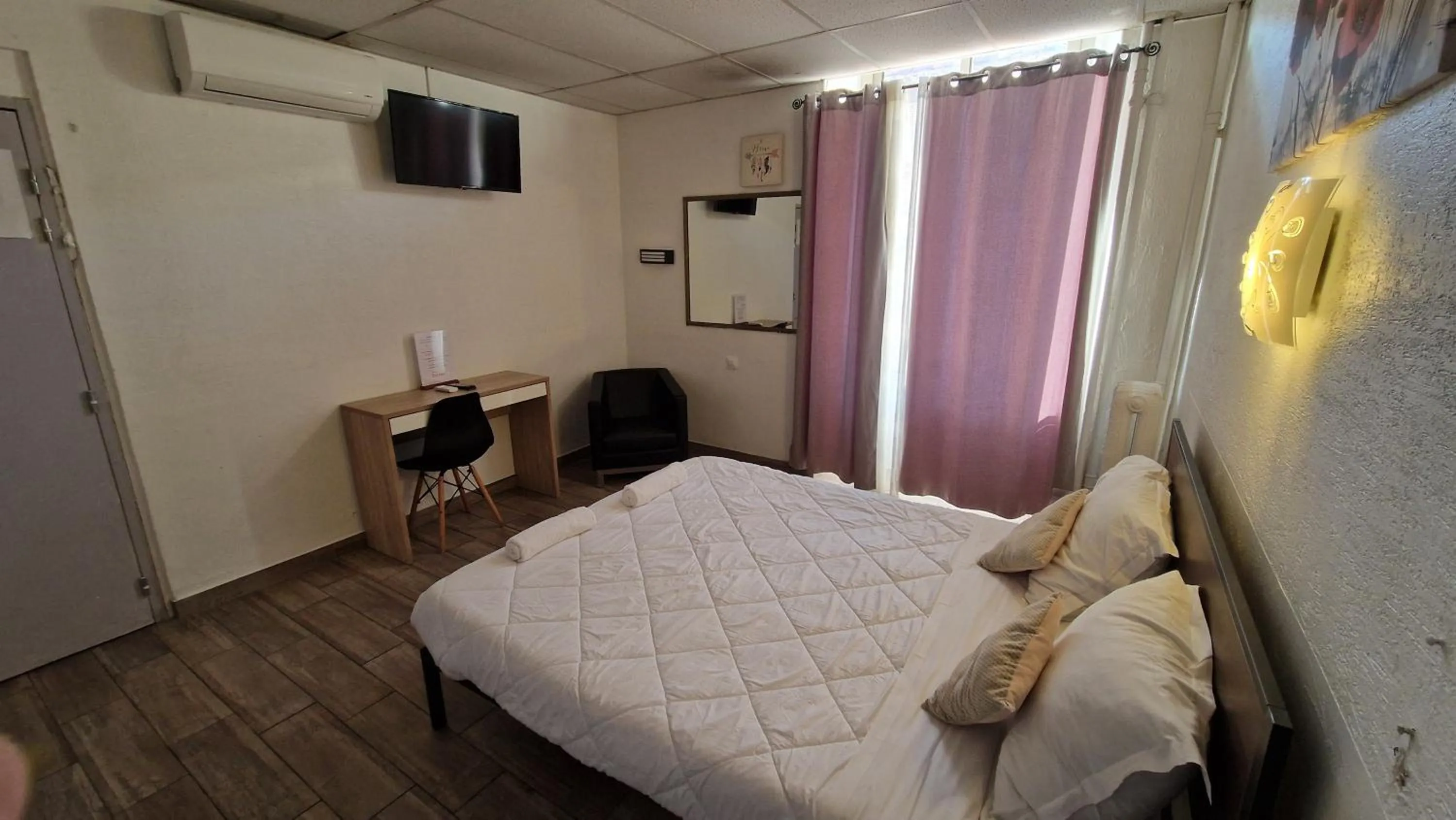 Photo of the whole room, Bed in Hôtel du Nord