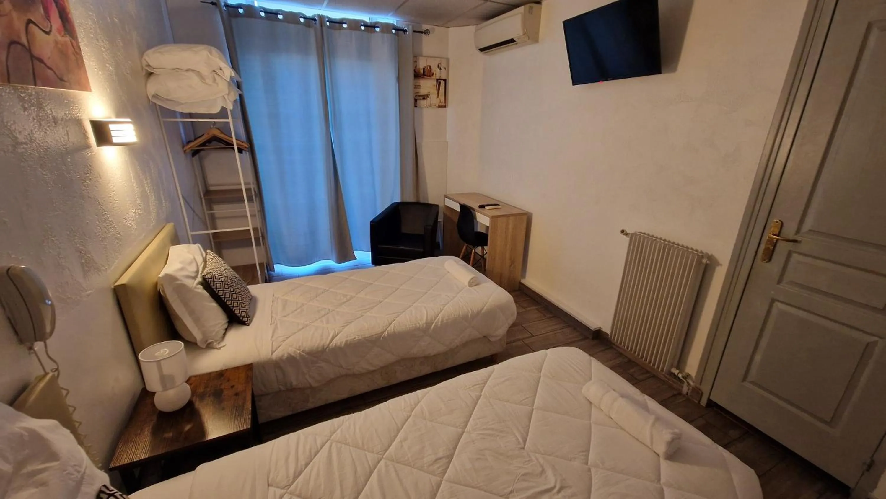 Photo of the whole room, Bed in Hôtel du Nord