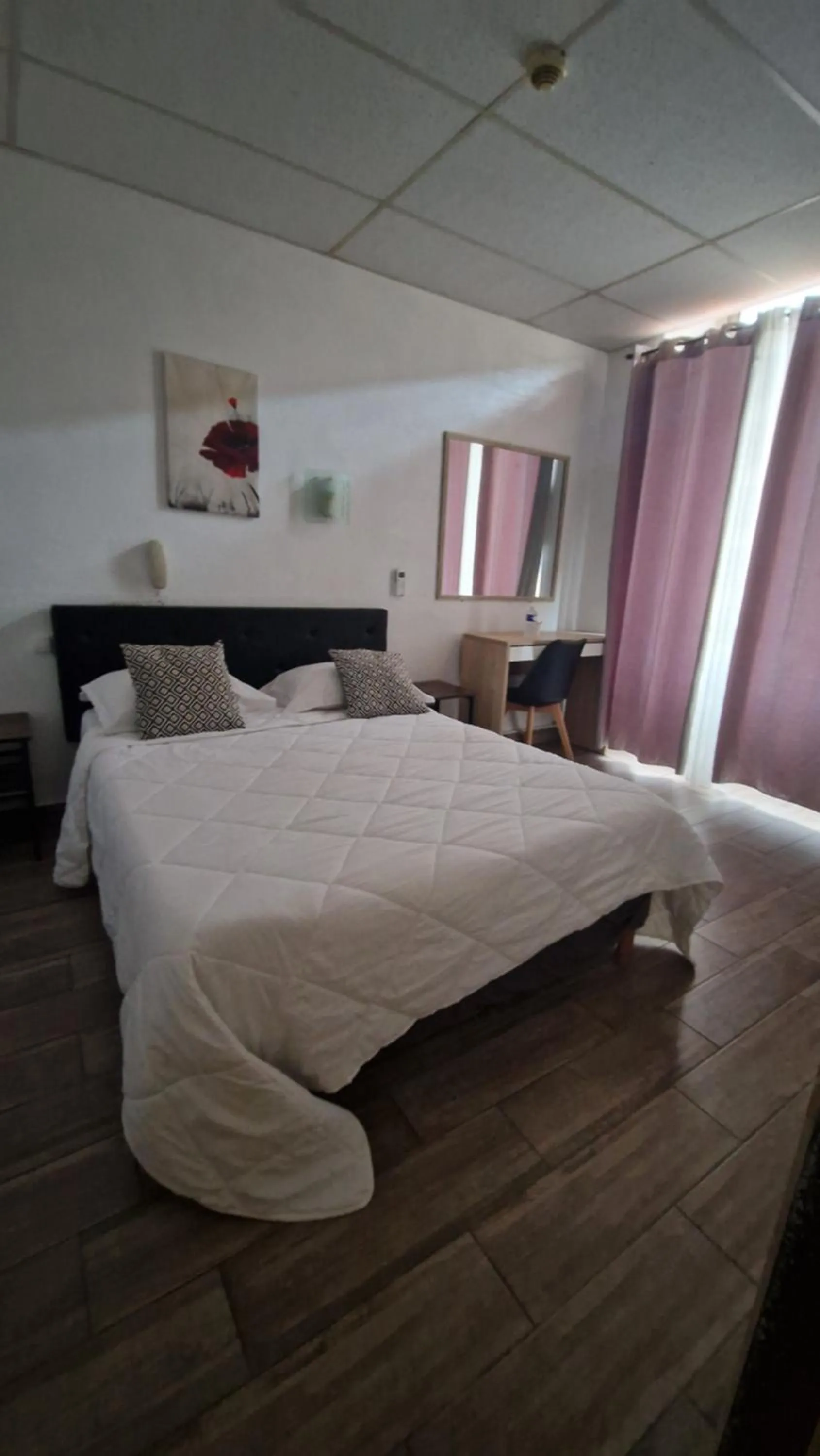 Bedroom, Bed in Hôtel du Nord