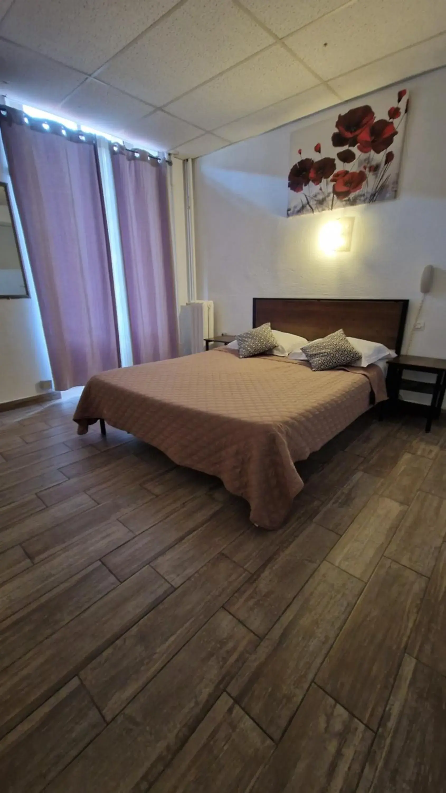 Queen Room in Hôtel du Nord Queen Room in Hôtel du Nord