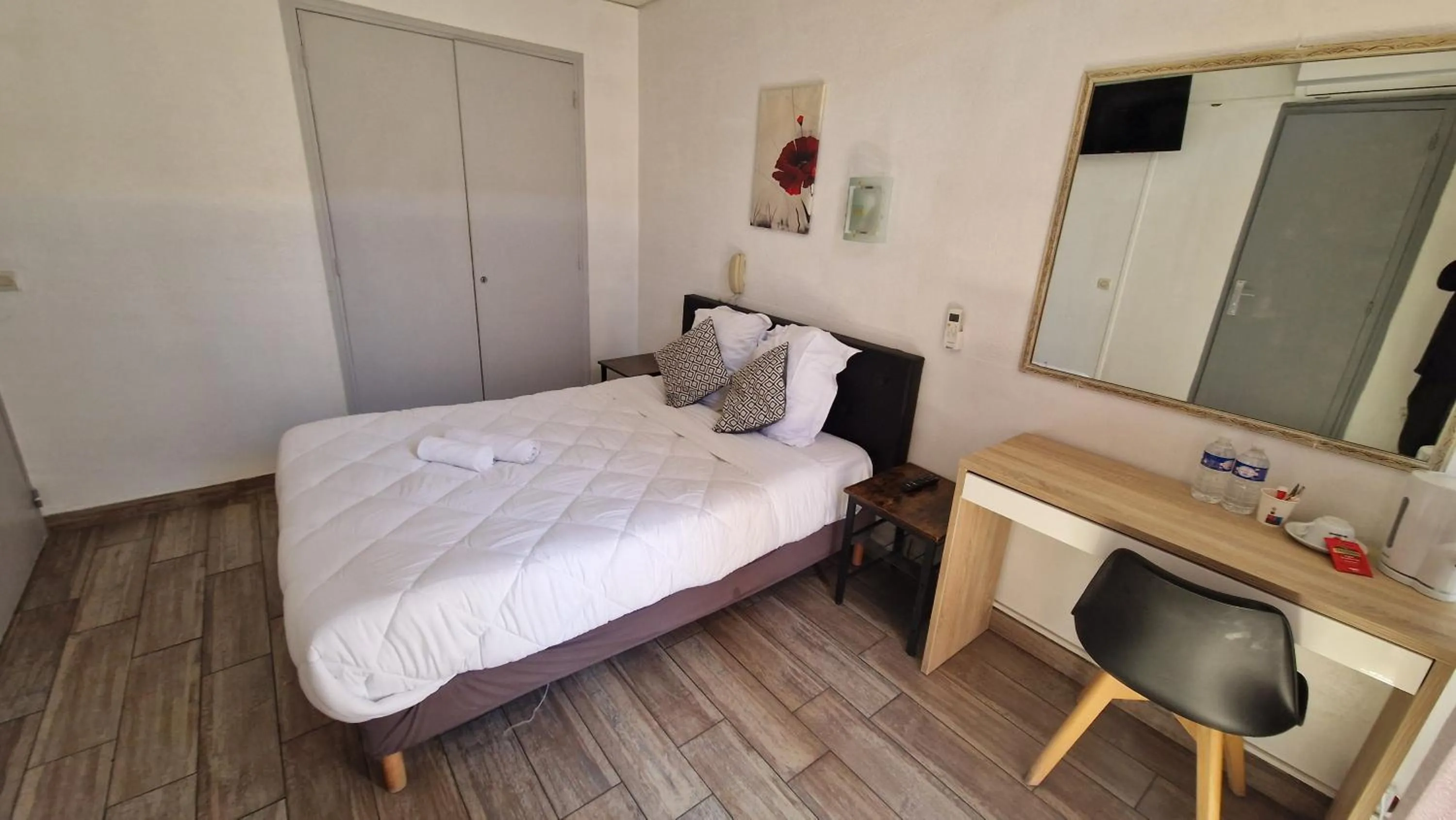 Bedroom, Bed in Hôtel du Nord