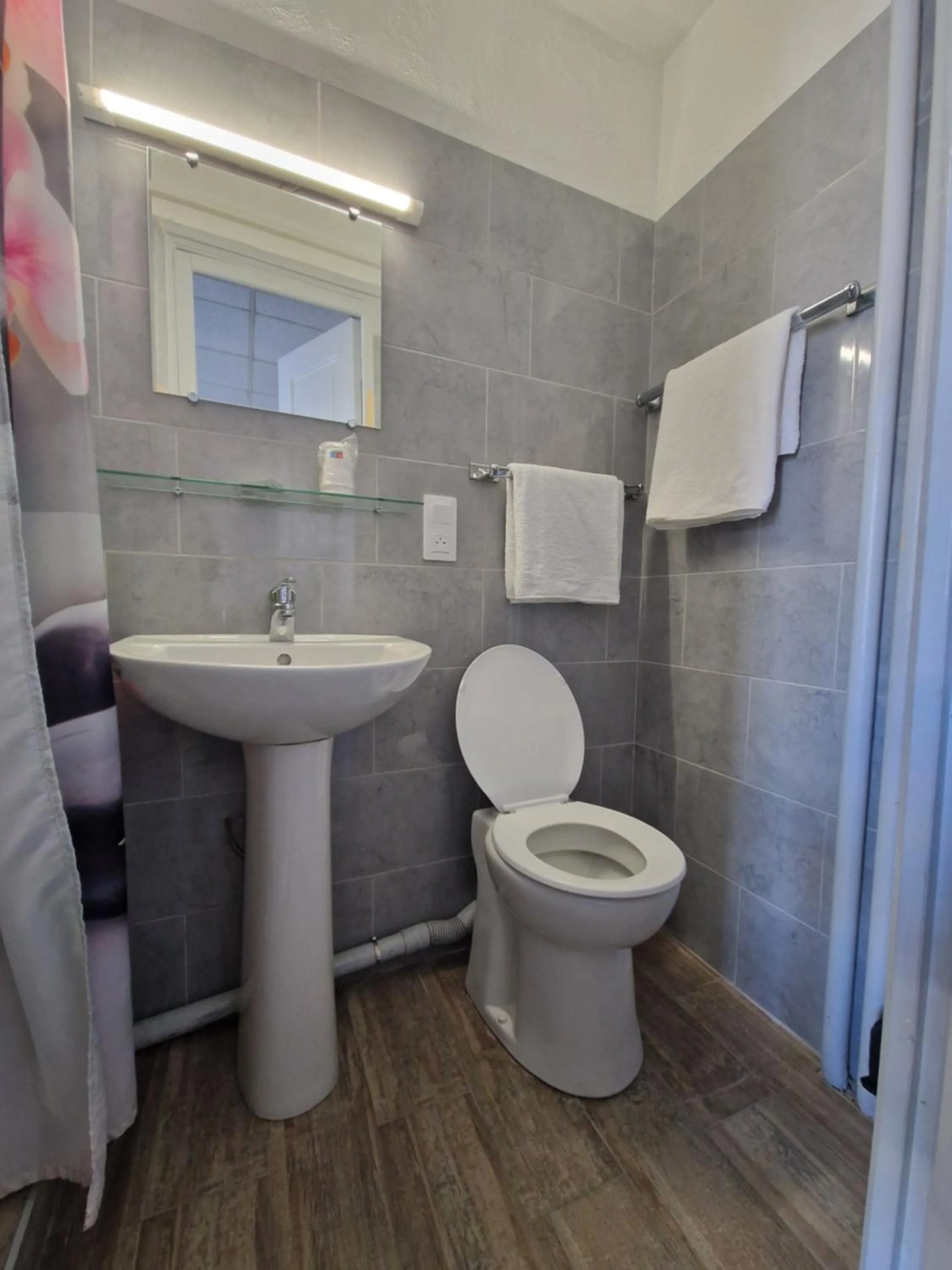 Shower in Hôtel du Nord