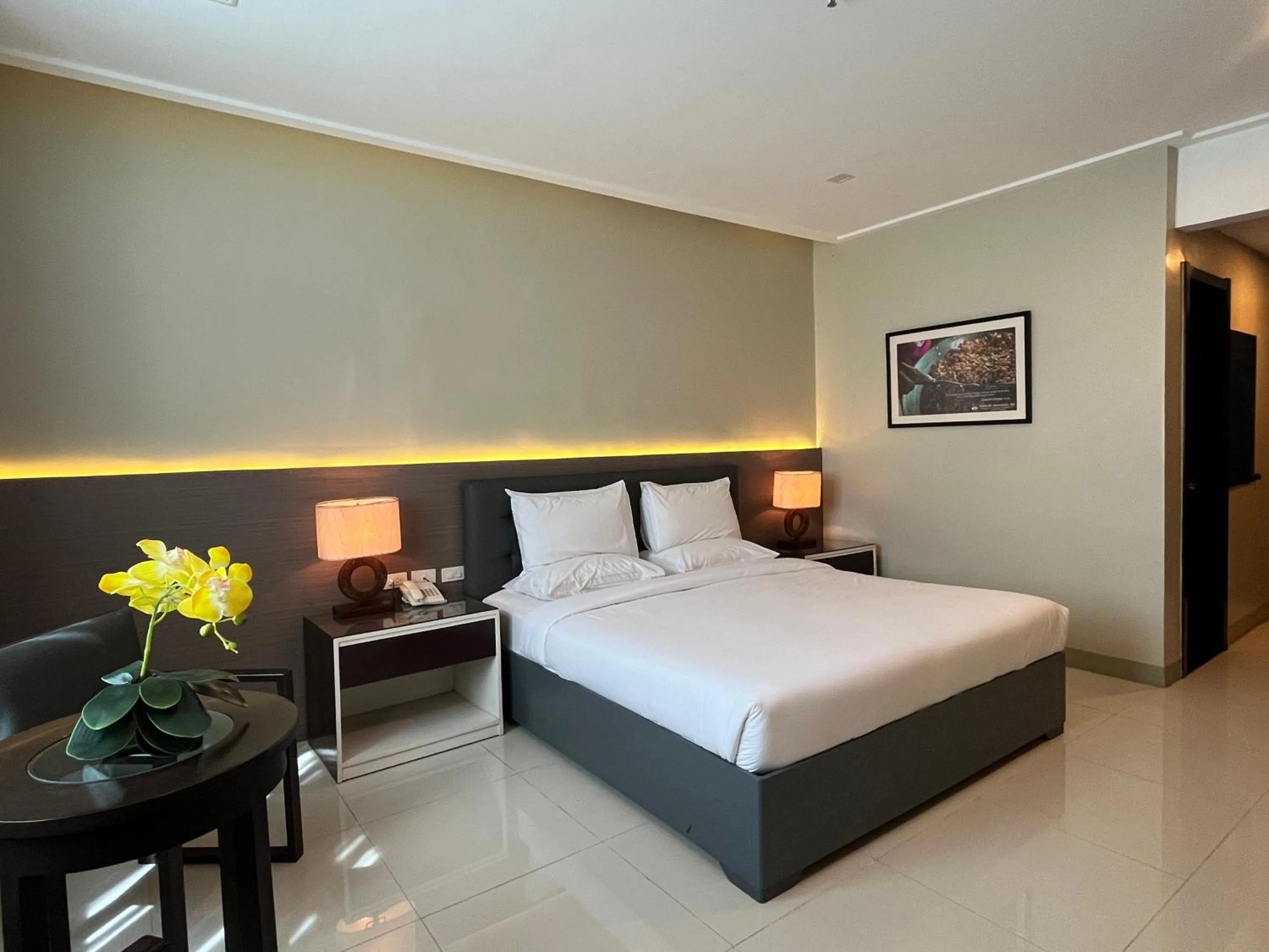 View (from property/room), Bed in Iloilo Gateway Hotel and Suites