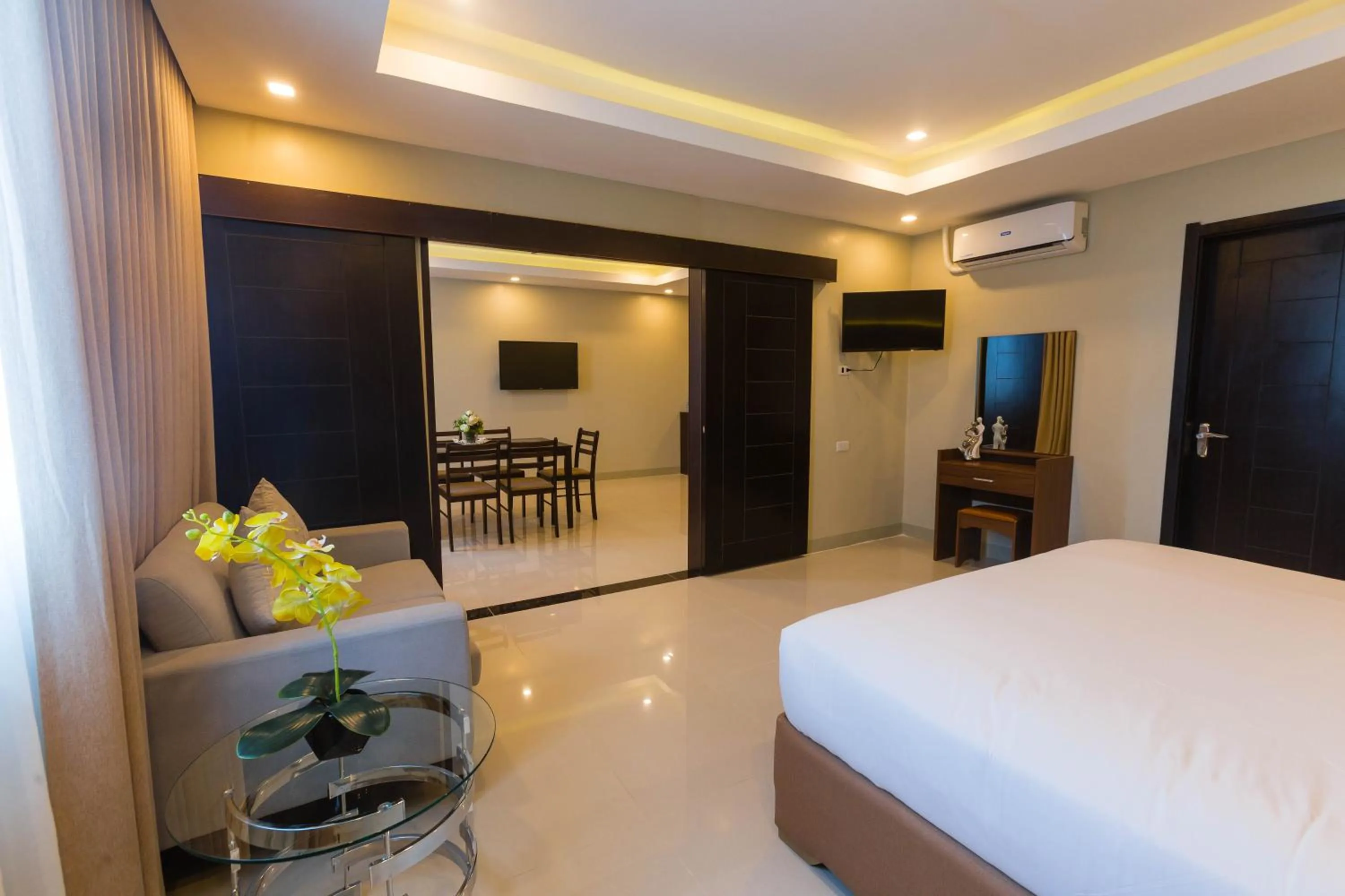 Kitchen or kitchenette, Bed in Iloilo Gateway Hotel and Suites