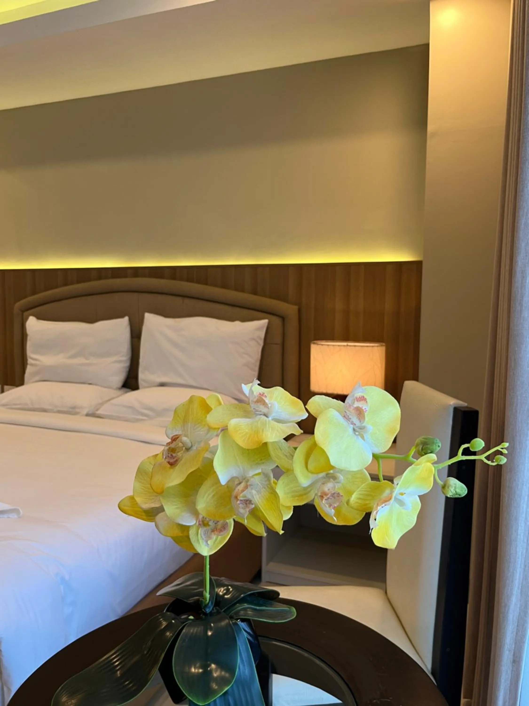 View (from property/room), Bed in Iloilo Gateway Hotel and Suites