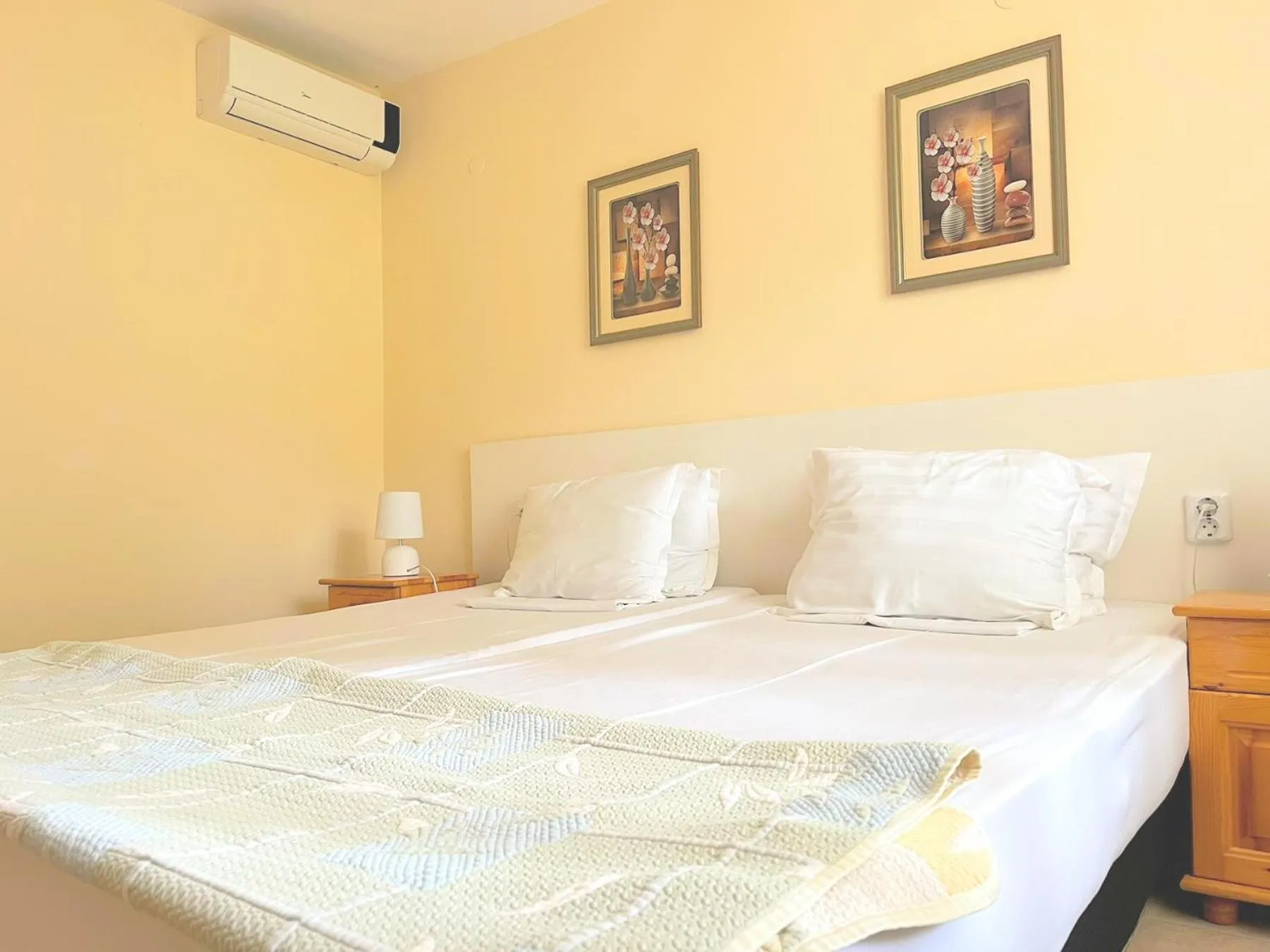 Bed in Lotus Family Hotel - Free Parking