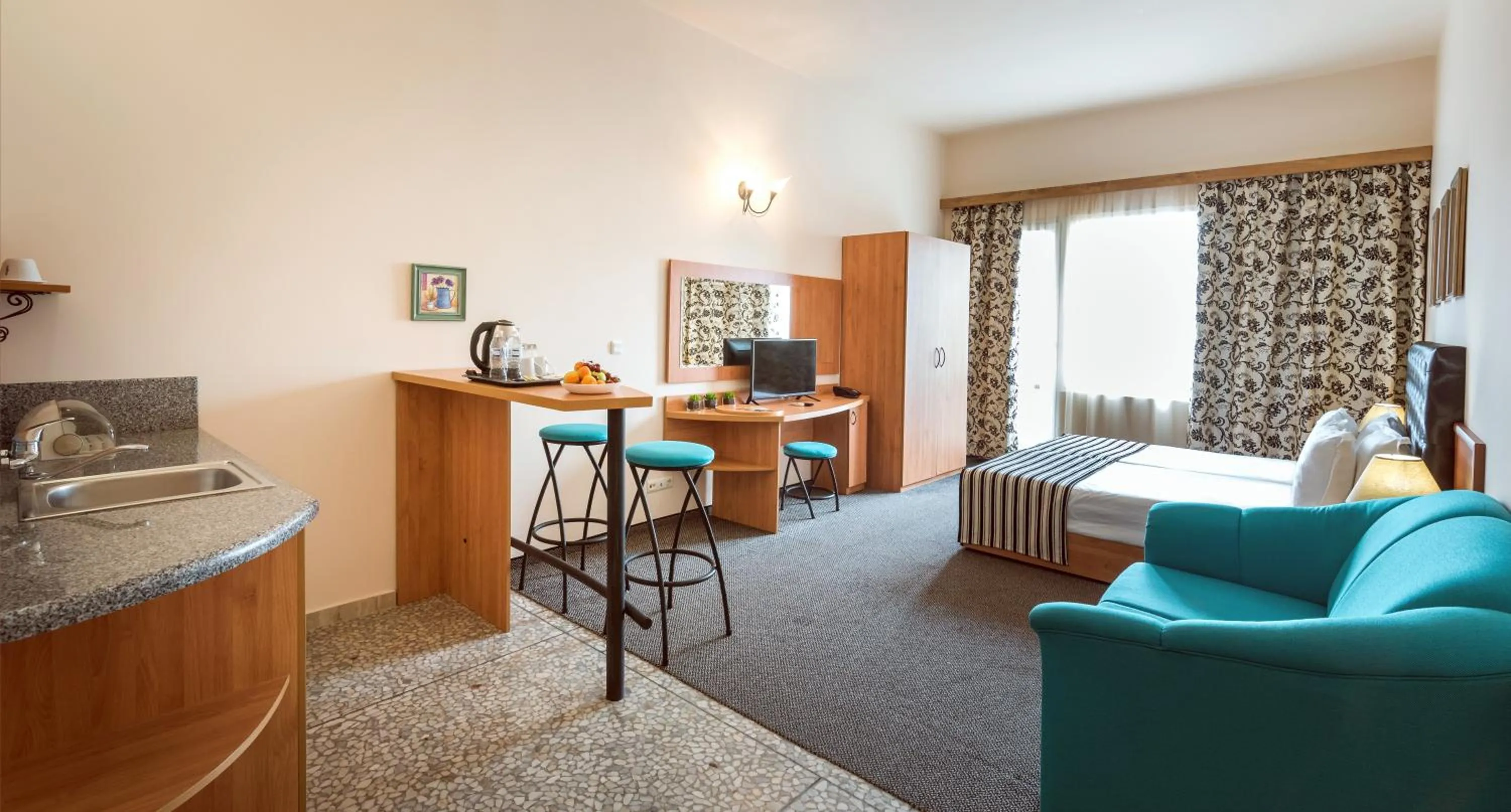 Day in Lotus Family Hotel - Free Parking