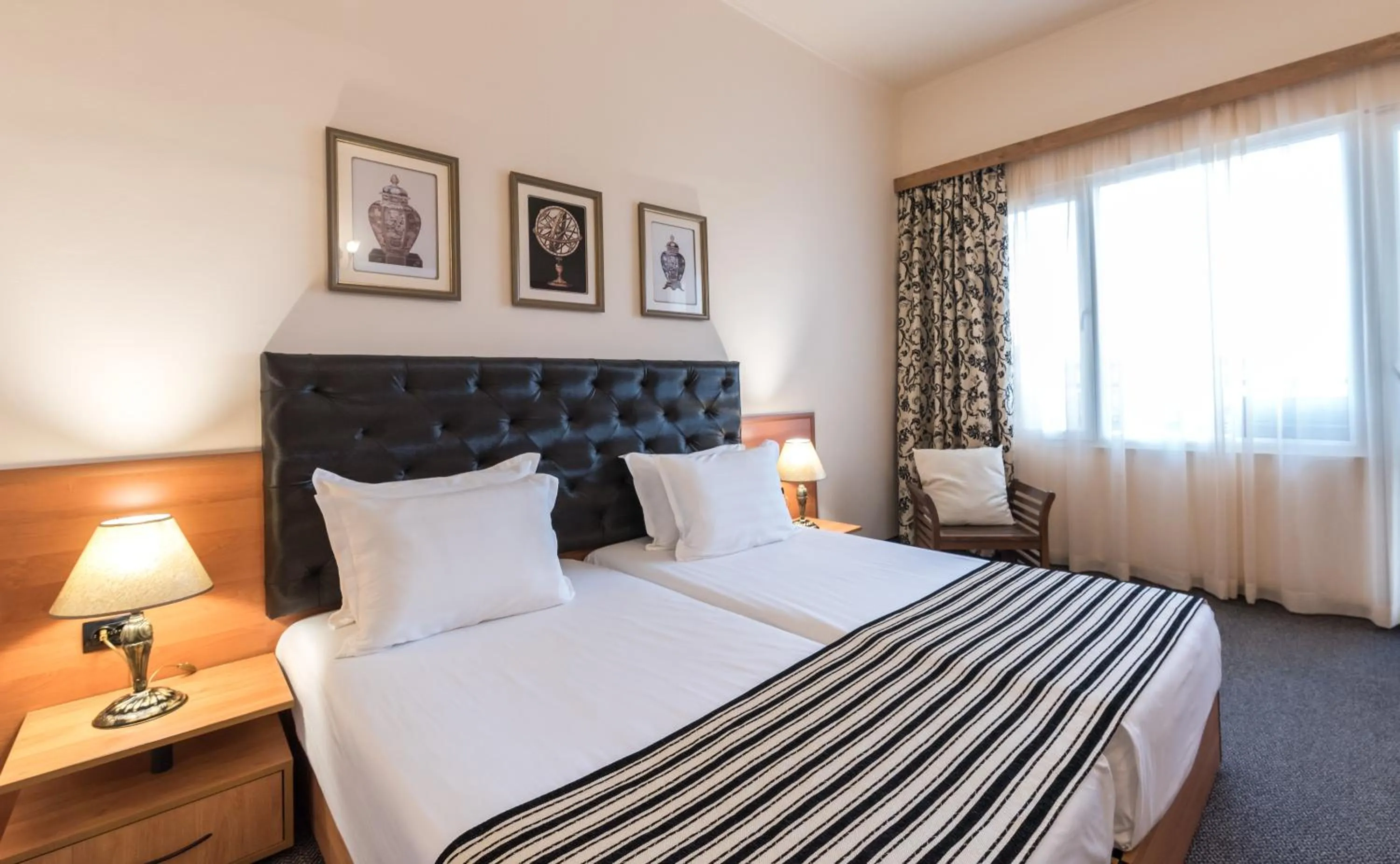 Bed in Lotus Family Hotel - Free Parking