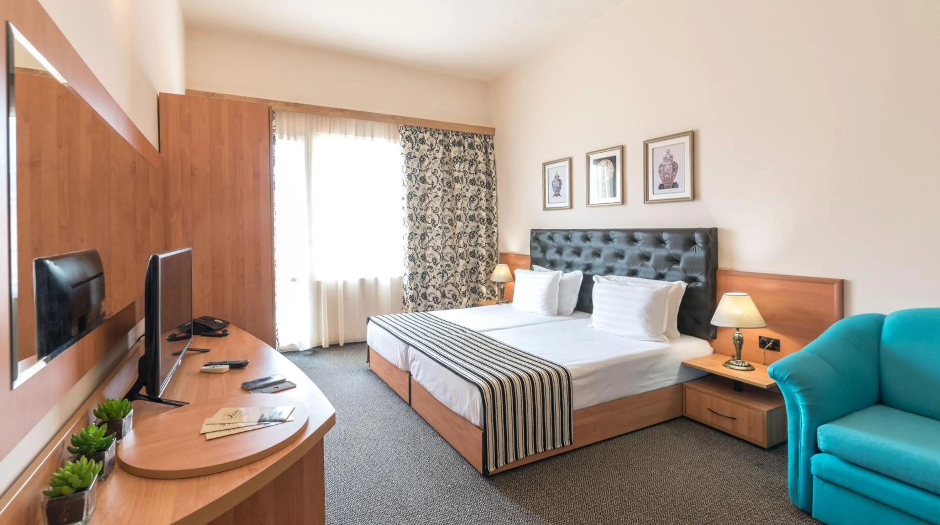 Property building, Bed in Lotus Family Hotel - Free Parking