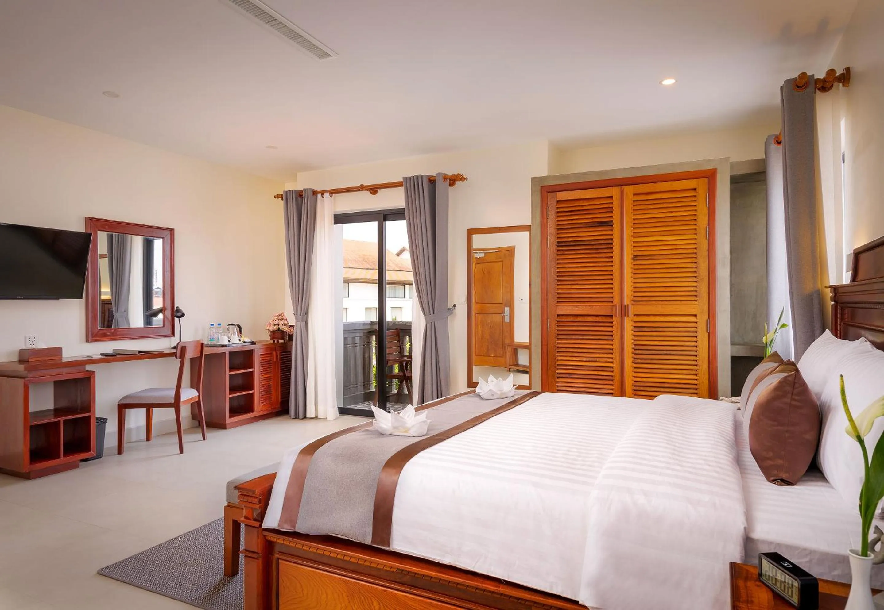 Dining area, Bed in Mony Reach Angkor Hotel