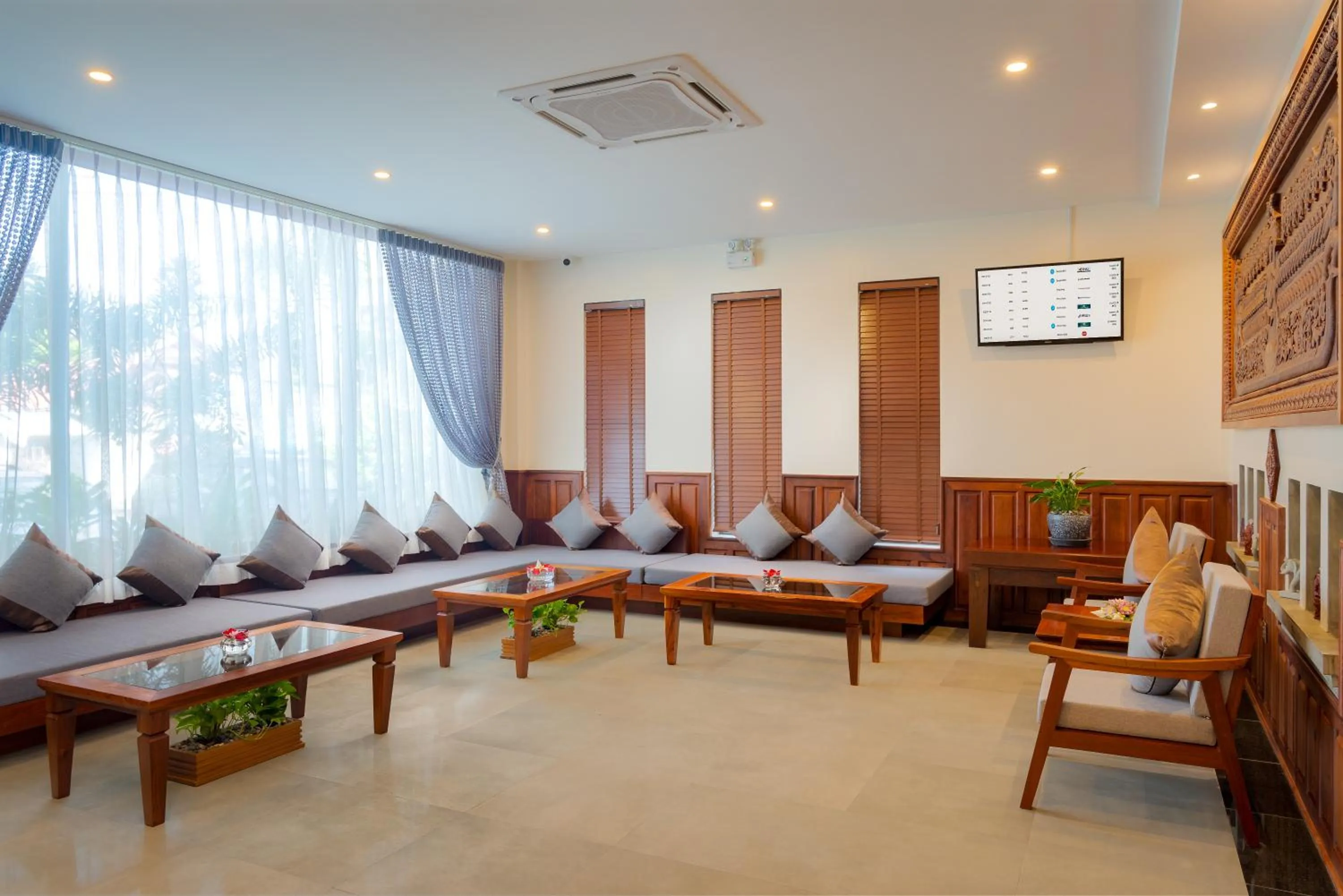 Communal lounge/ TV room in Mony Reach Angkor Hotel