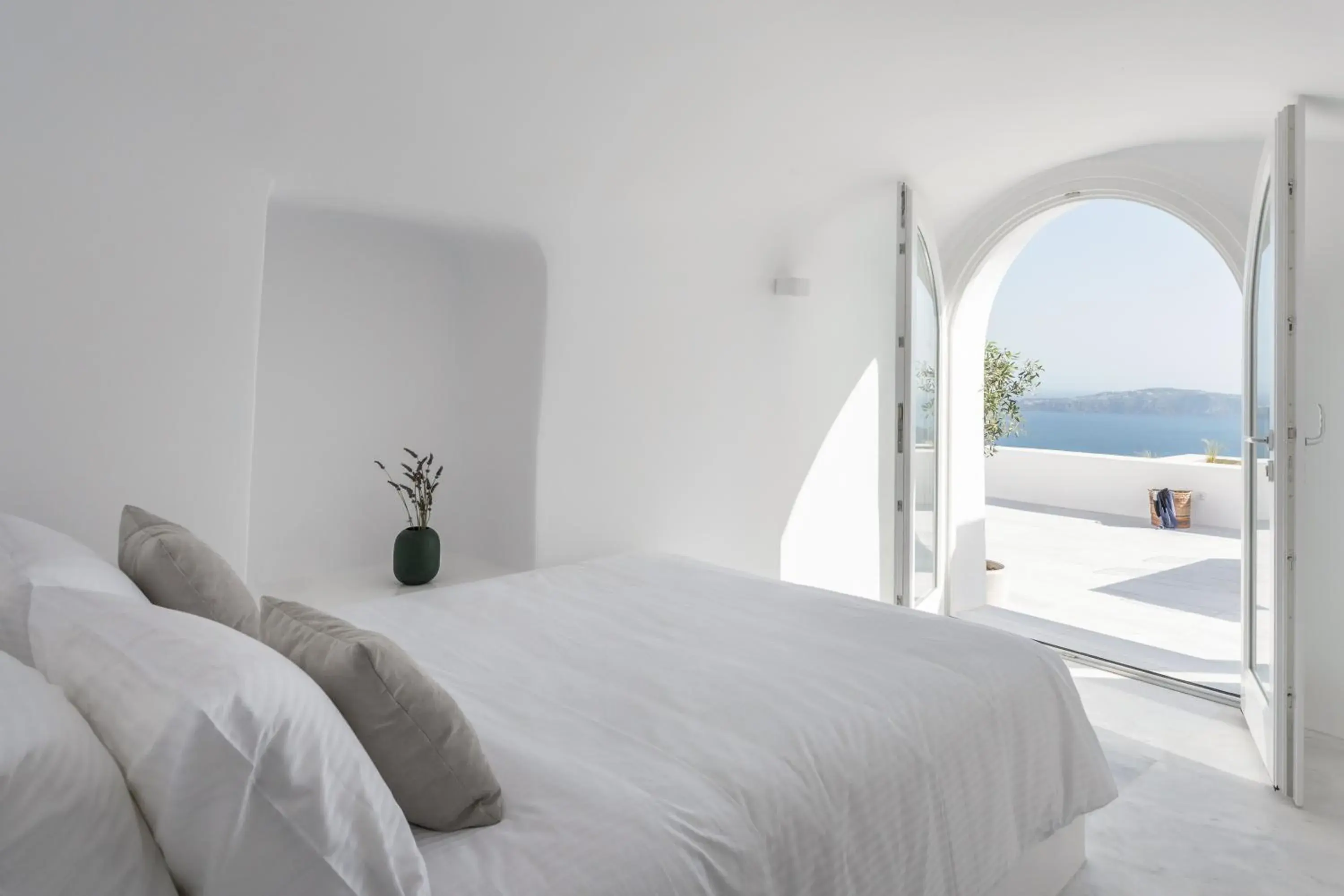 Kivotos Villa with Outdoor Private Cave Pool in White Ark Kivotos Villa with Outdoor Private Cave Pool in White Ark