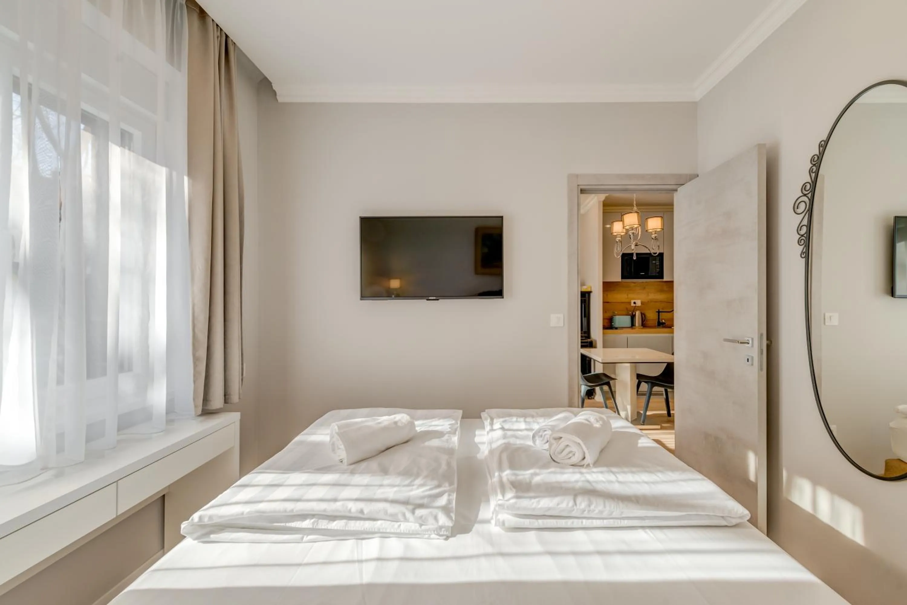 Photo of the whole room, Bed in Piano Suites