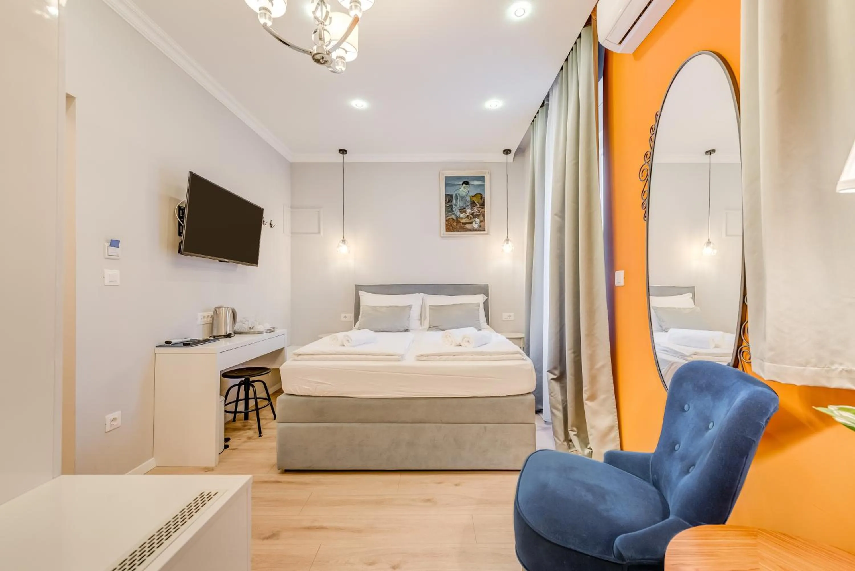 Photo of the whole room, Bed in Piano Suites