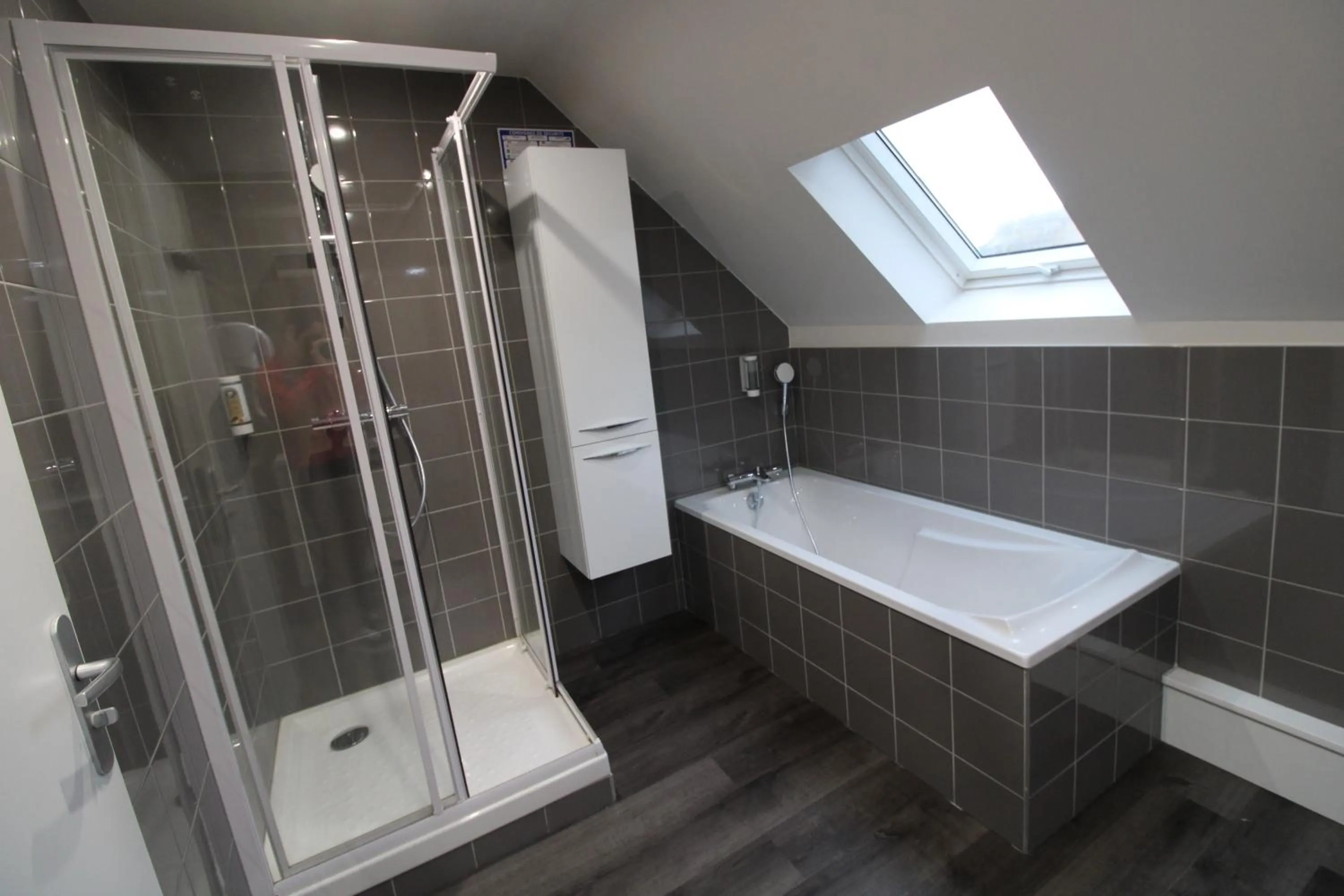 Shower in Hôtel Casabianca