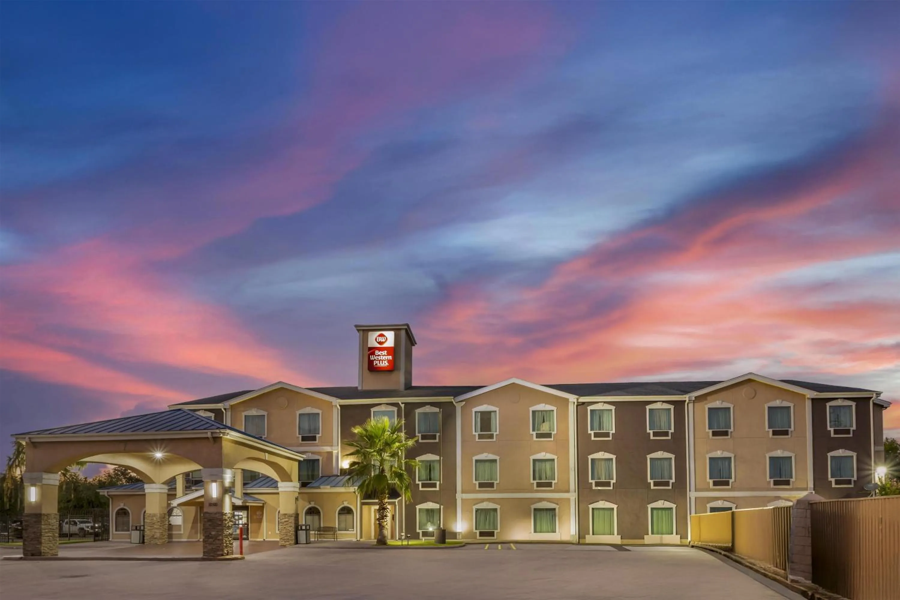 Property building in Best Western Plus Heritage Inn & Suites Houston