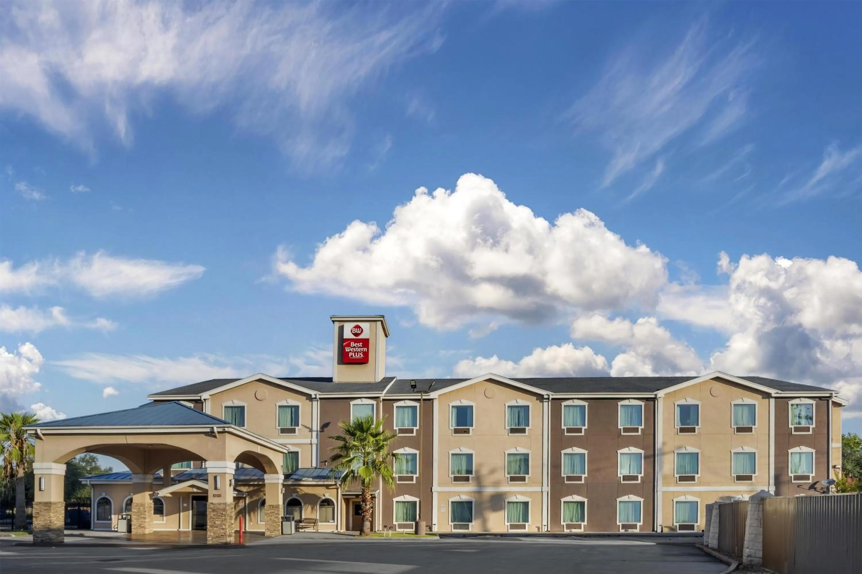 Property building in Best Western Plus Heritage Inn & Suites Houston