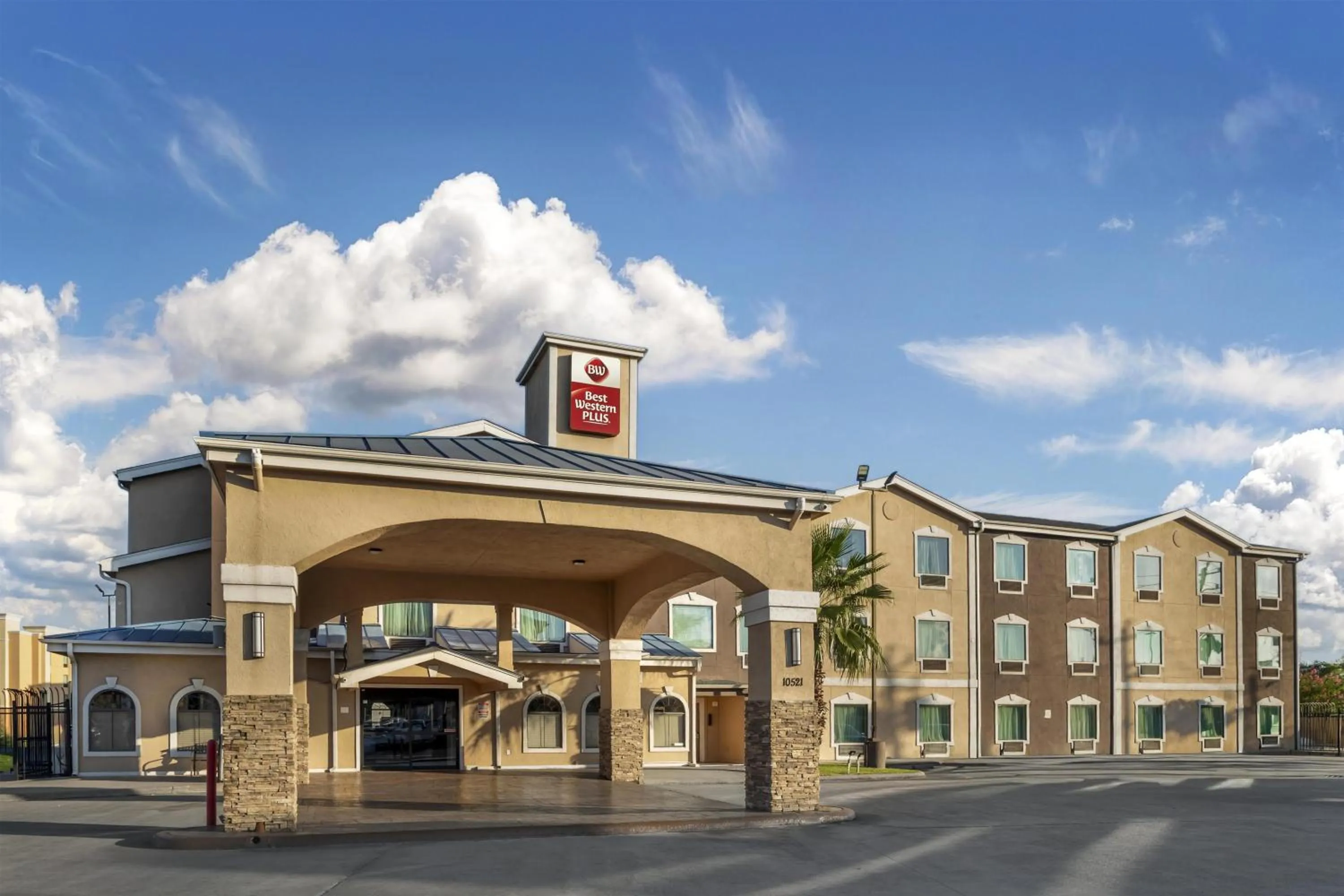 Property building in Best Western Plus Heritage Inn & Suites Houston