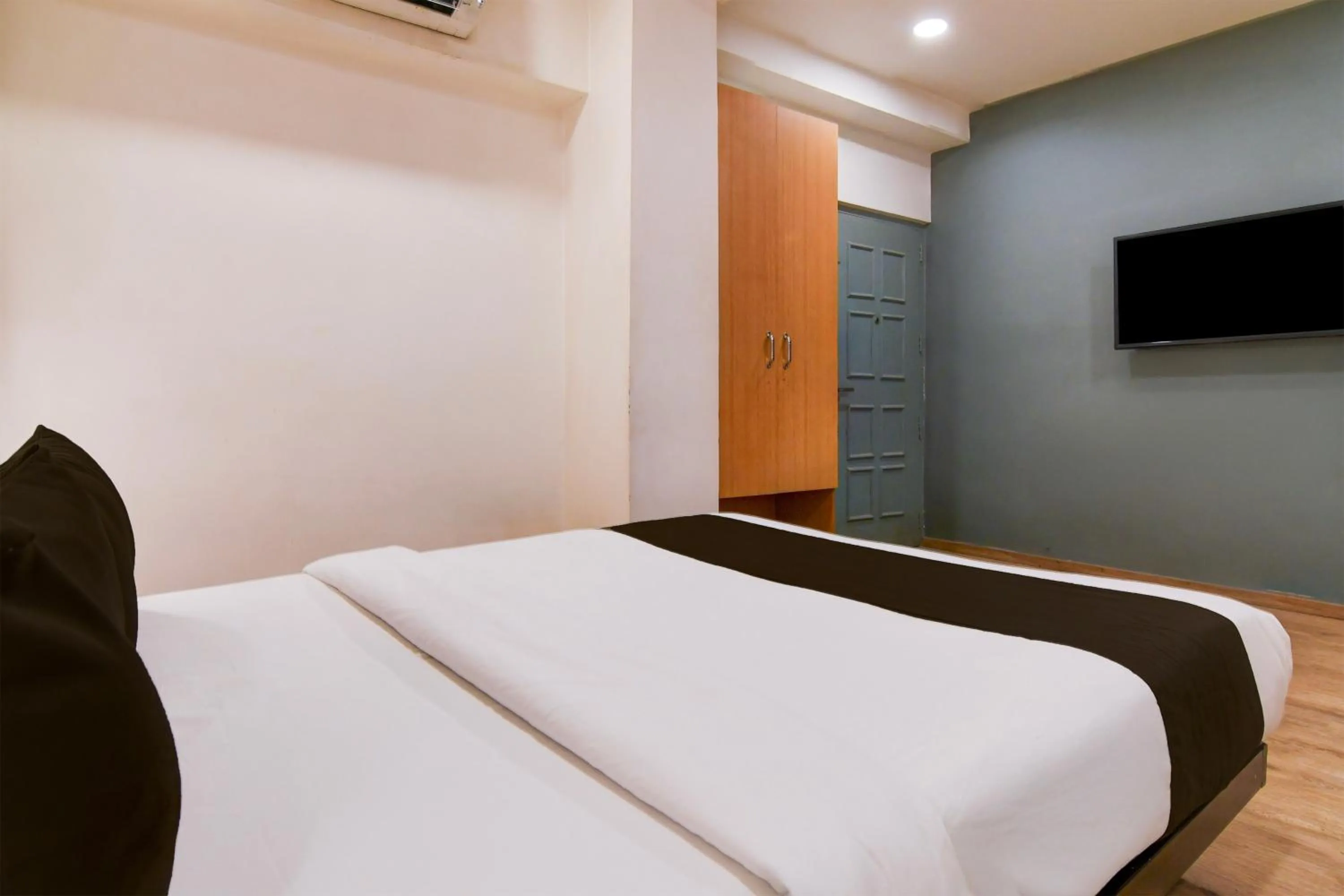 Bedroom, Bed in Super Townhouse VIP Road Formerly The Sky