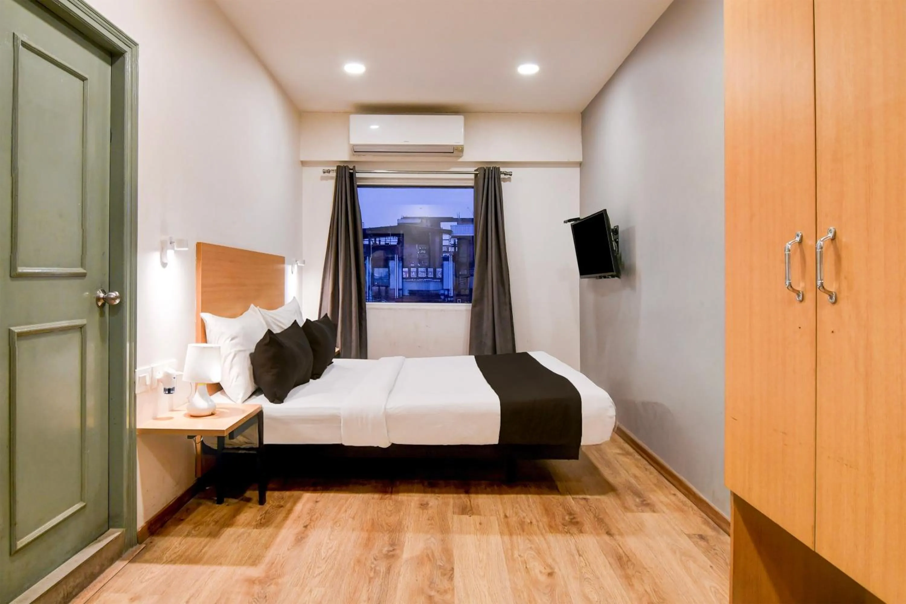 Bedroom, Bed in Super Townhouse VIP Road Formerly The Sky